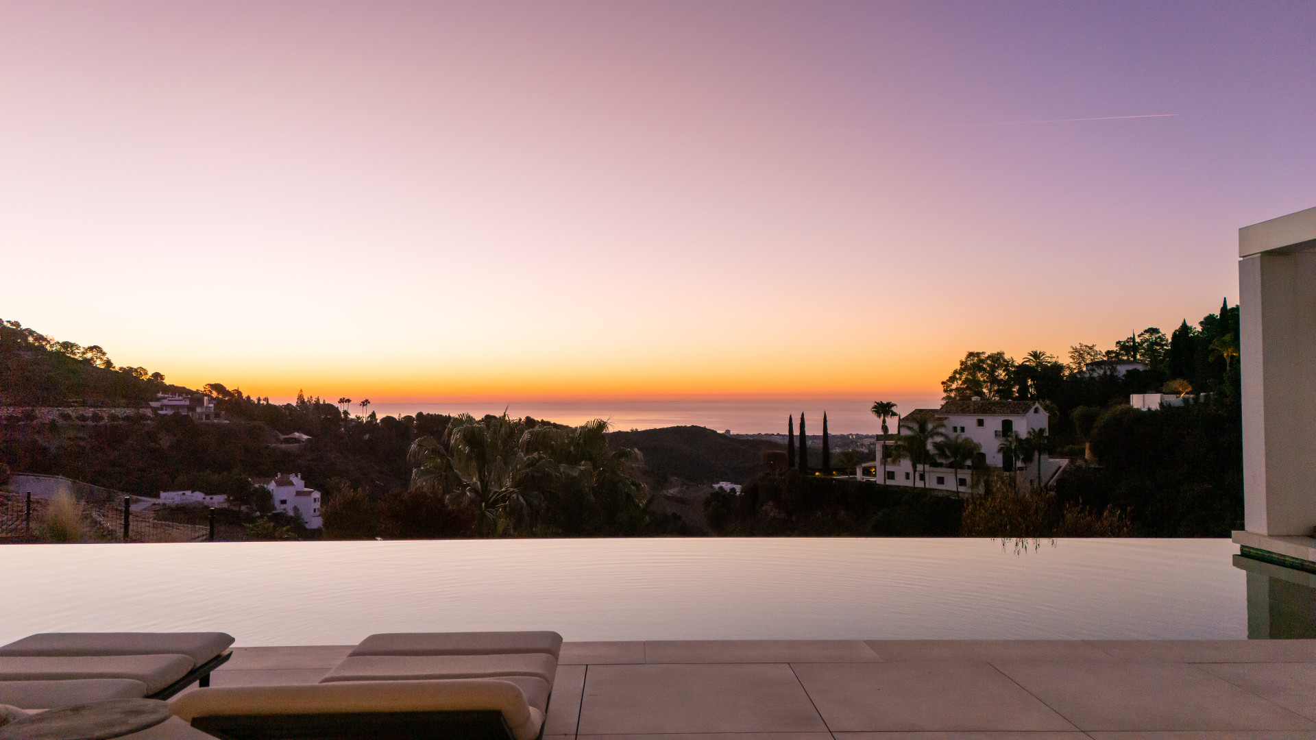 Casa De Canto is an exceptional seven-bedroom contemporary estate, in prestigious gated community of El Madroñal.