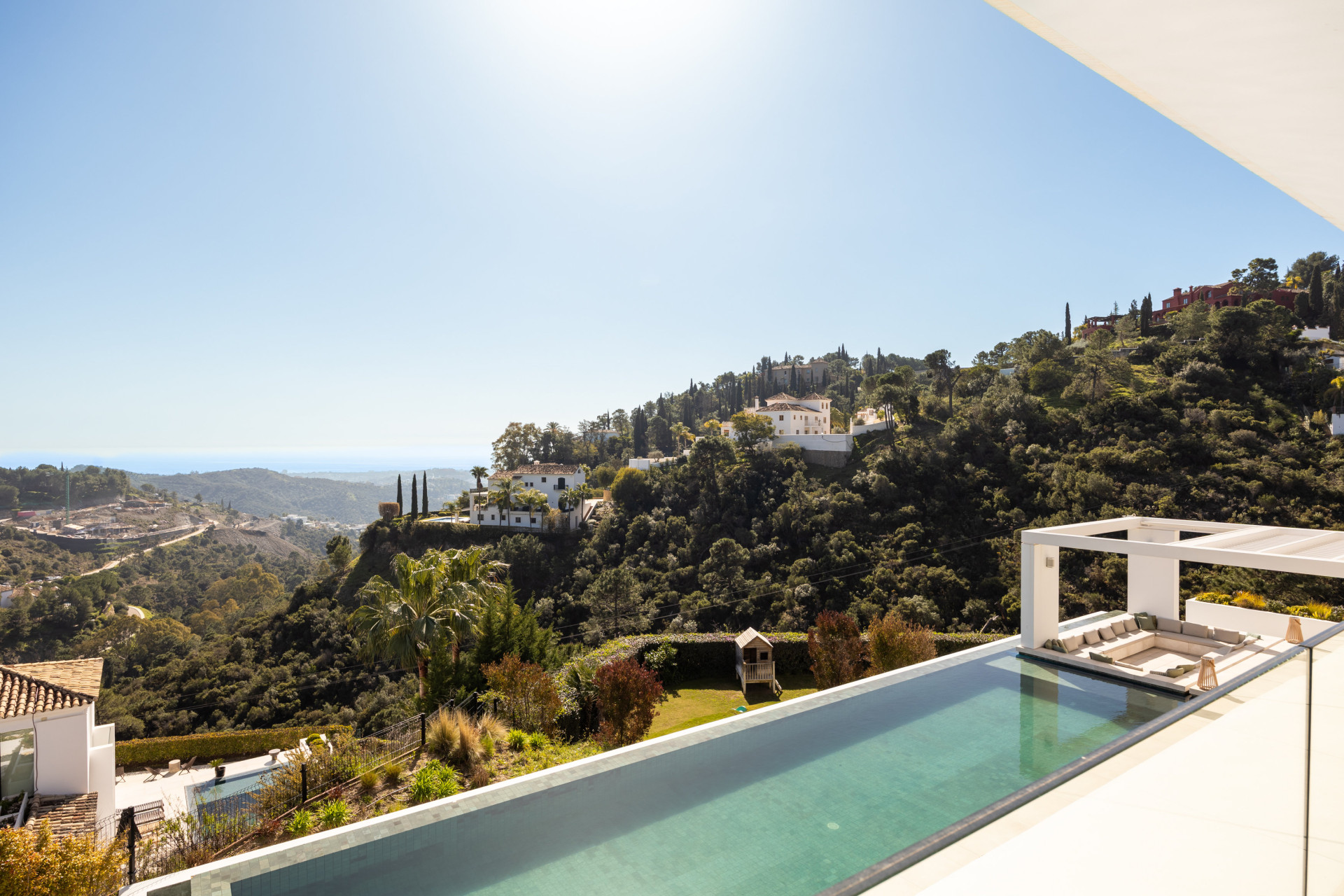 Casa De Canto is an exceptional seven-bedroom contemporary estate, in prestigious gated community of El Madroñal.