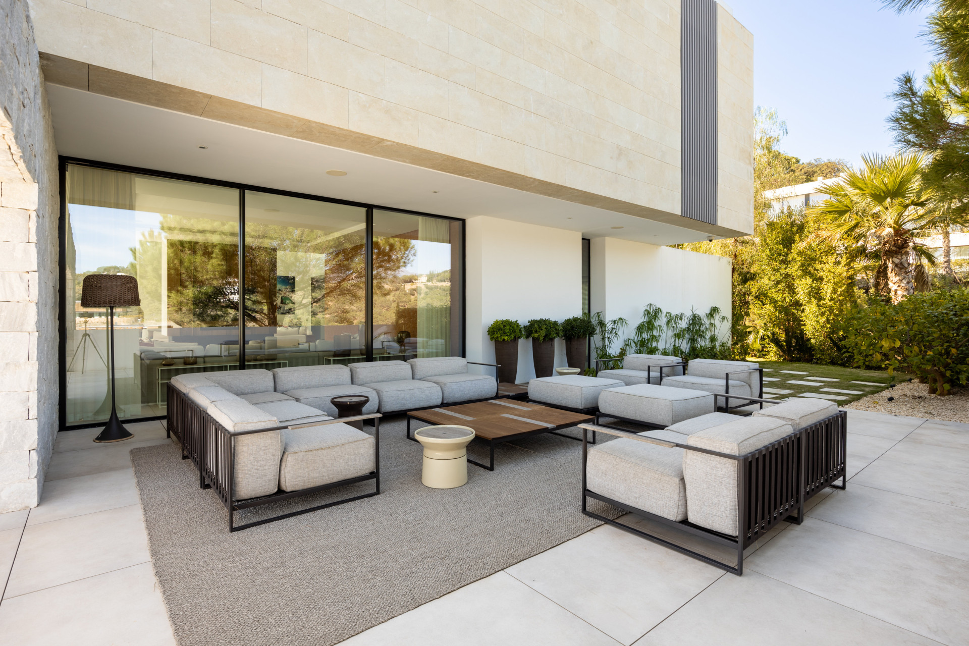 Casa De Canto is an exceptional seven-bedroom contemporary estate, in prestigious gated community of El Madroñal.