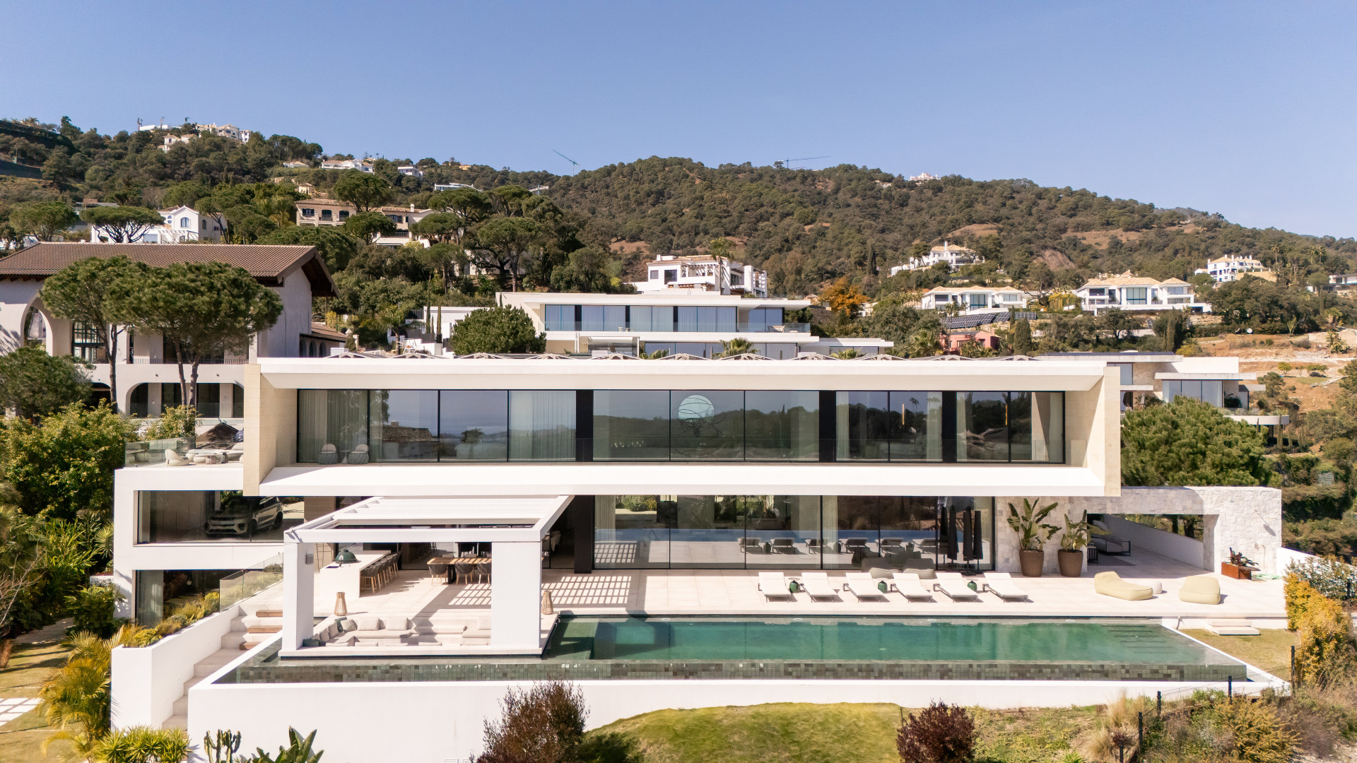 Casa De Canto is an exceptional seven-bedroom contemporary estate, in prestigious gated community of El Madroñal.