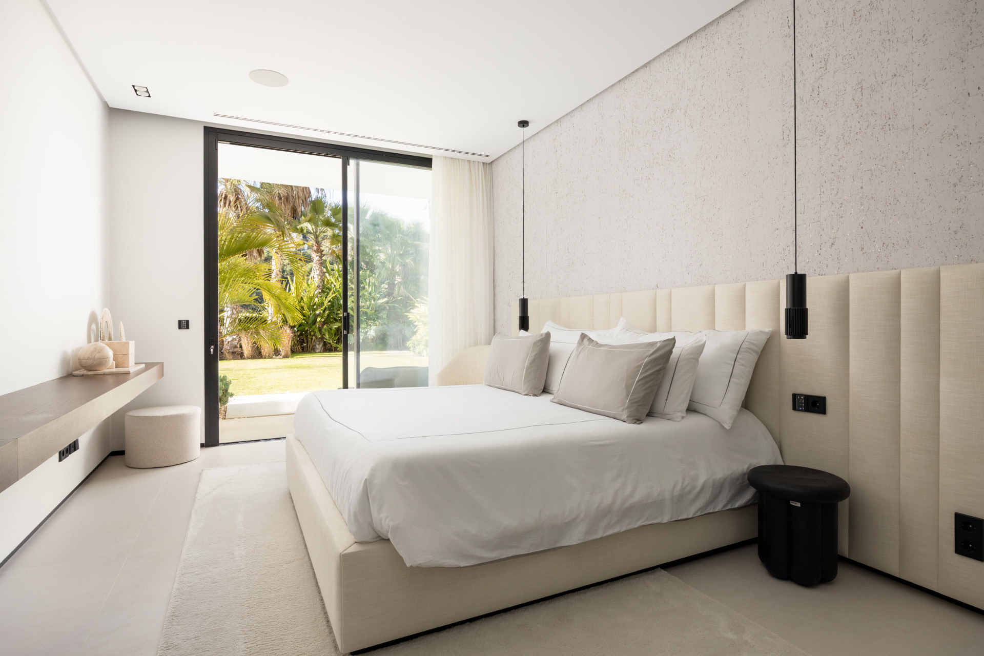 Casa De Canto is an exceptional seven-bedroom contemporary estate, in prestigious gated community of El Madroñal.