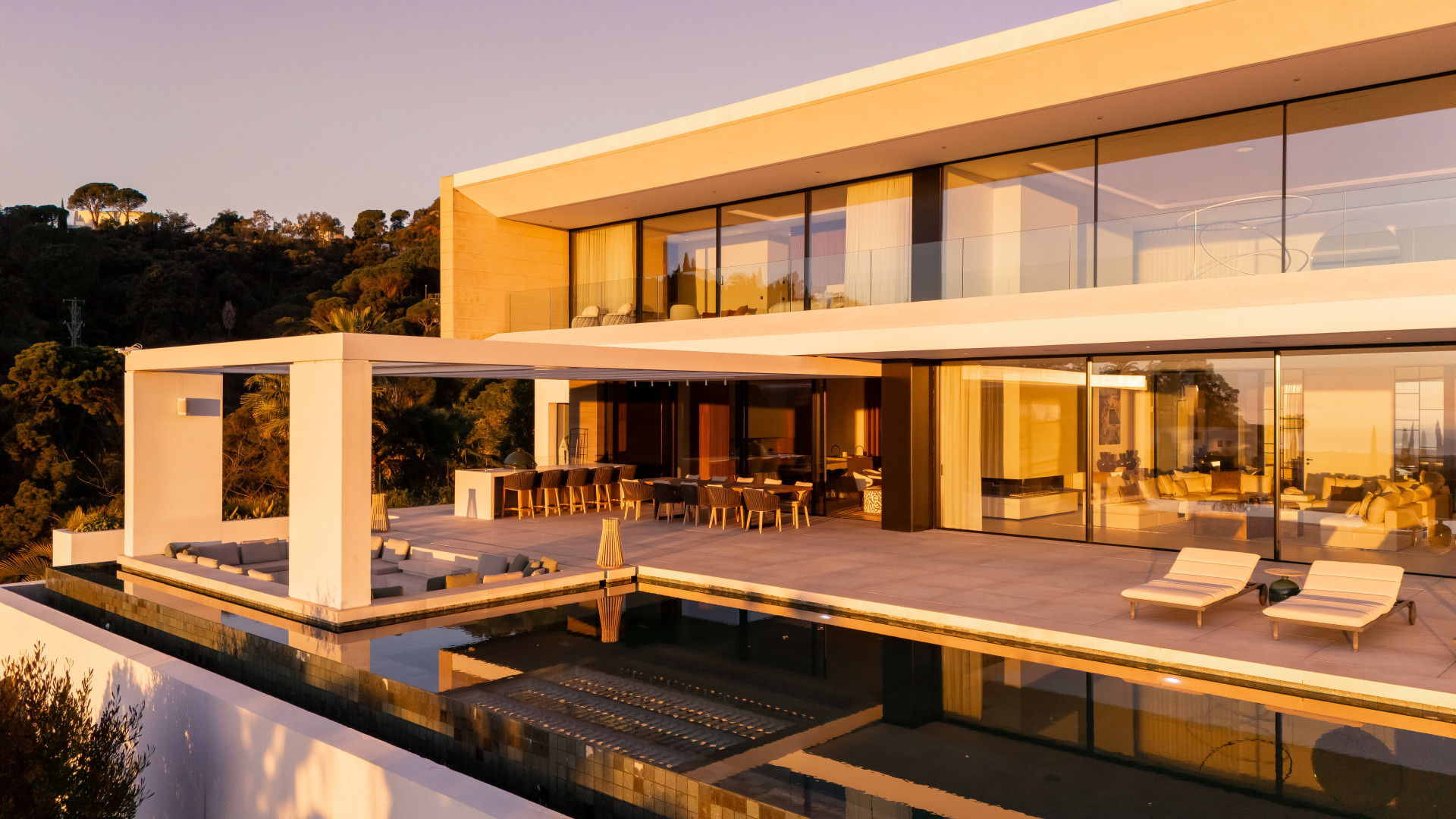 Casa De Canto is an exceptional seven-bedroom contemporary estate, in prestigious gated community of El Madroñal.