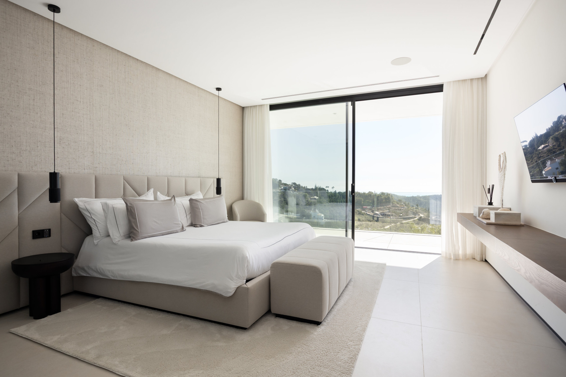 Casa De Canto is an exceptional seven-bedroom contemporary estate, in prestigious gated community of El Madroñal.