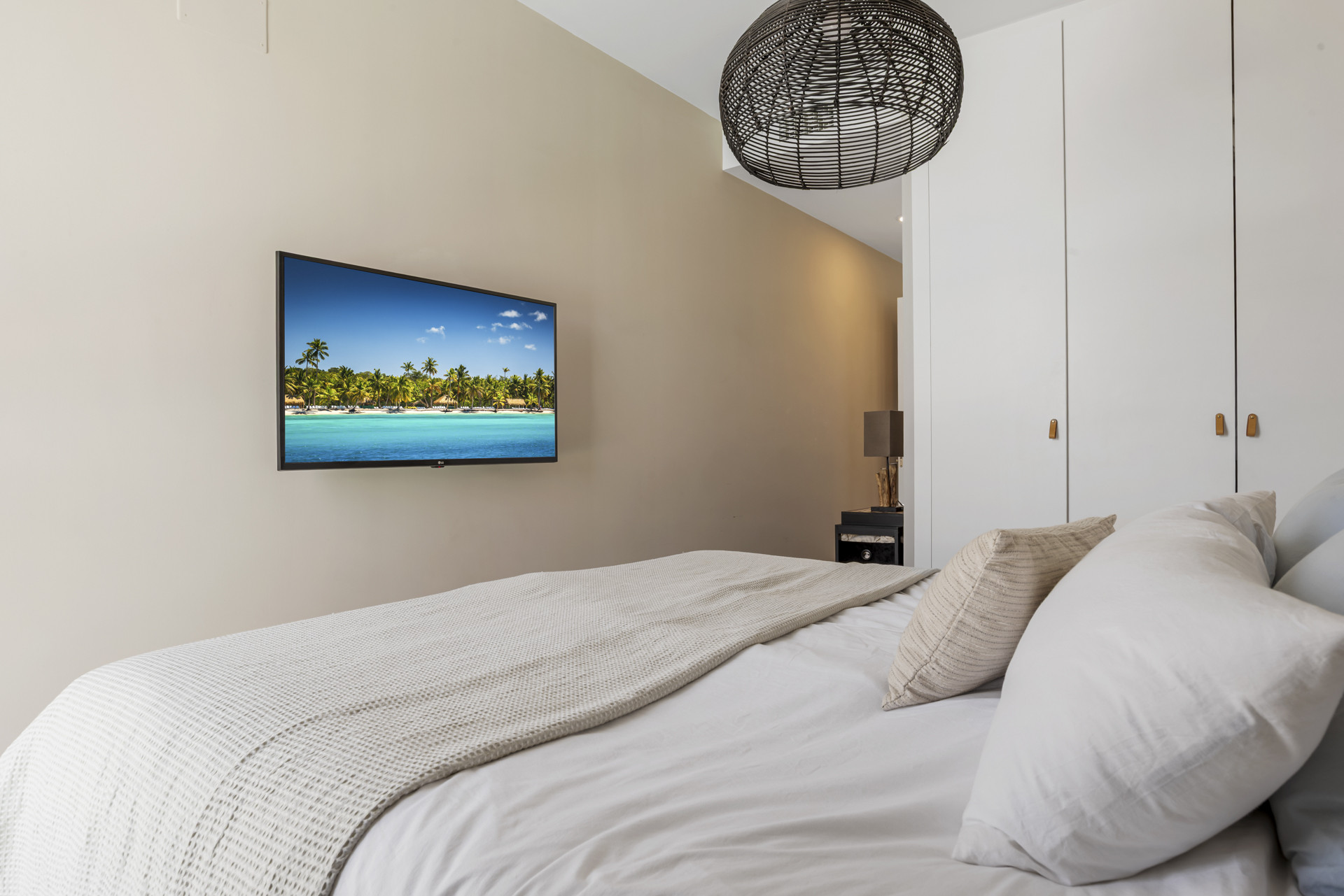Elegant Penthouse with Rooftop Solarium in Le Mirage Phase III, Cancelada