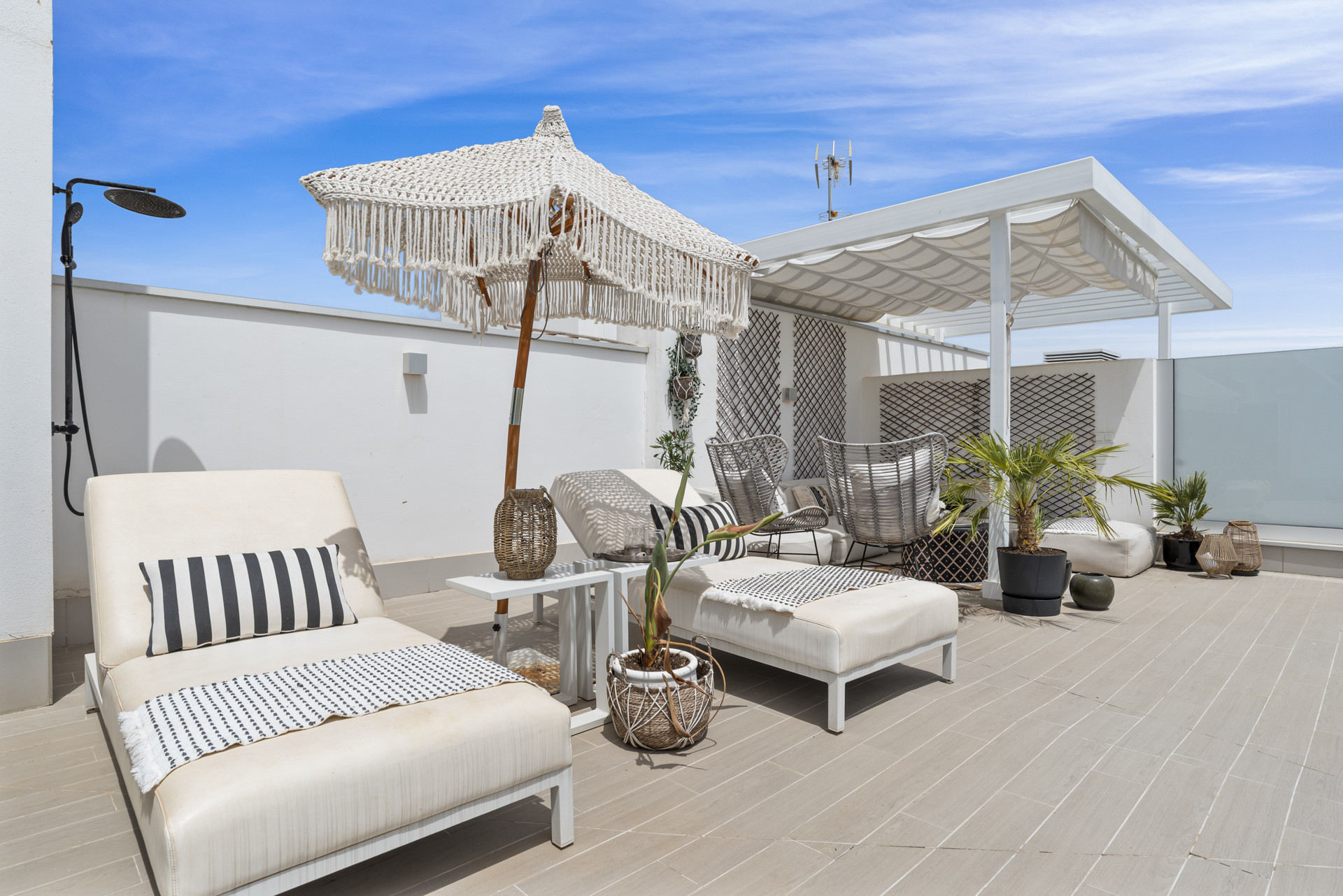 Elegant Penthouse with Rooftop Solarium in Le Mirage Phase III, Cancelada