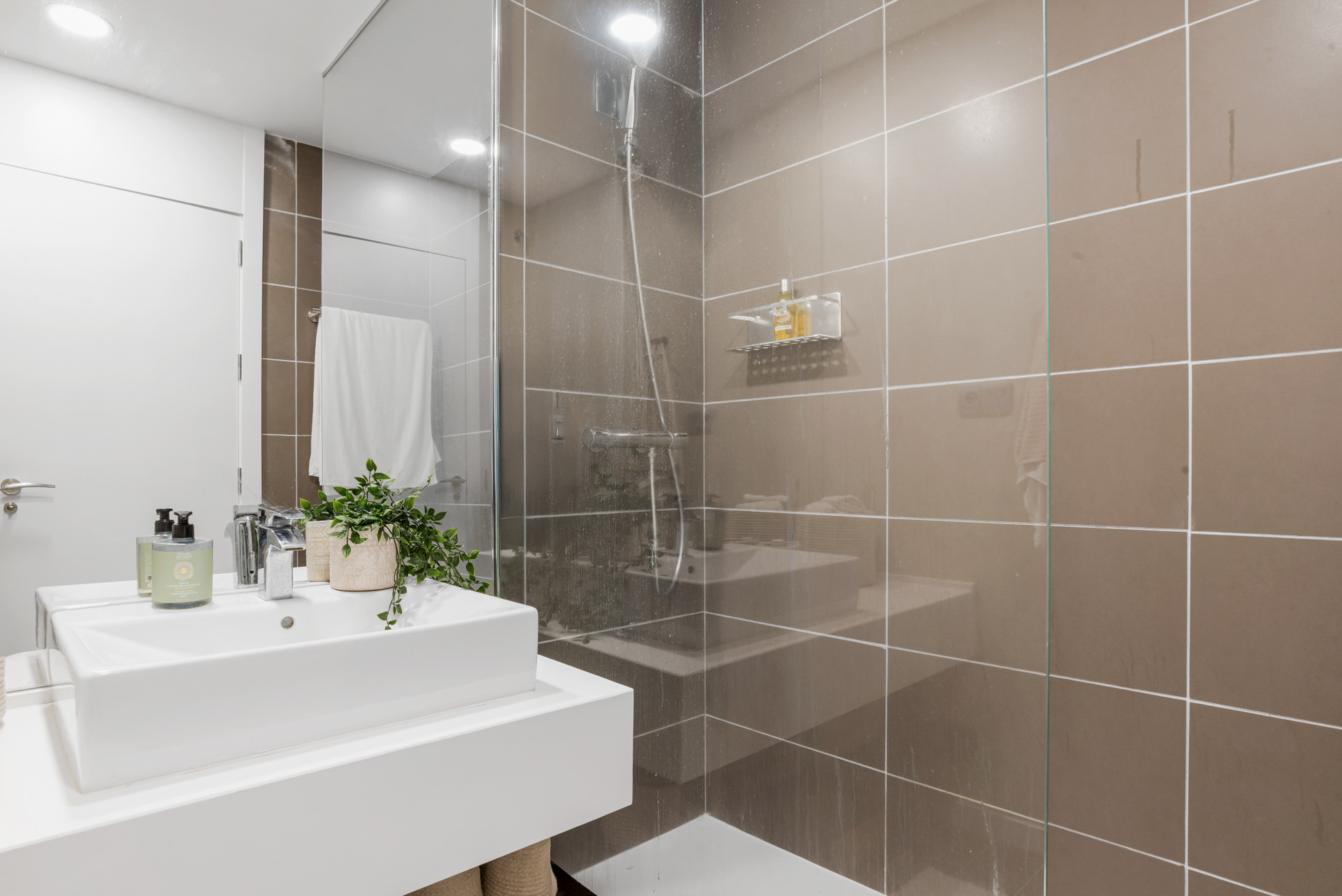 Elegant Penthouse with Rooftop Solarium in Le Mirage Phase III, Cancelada