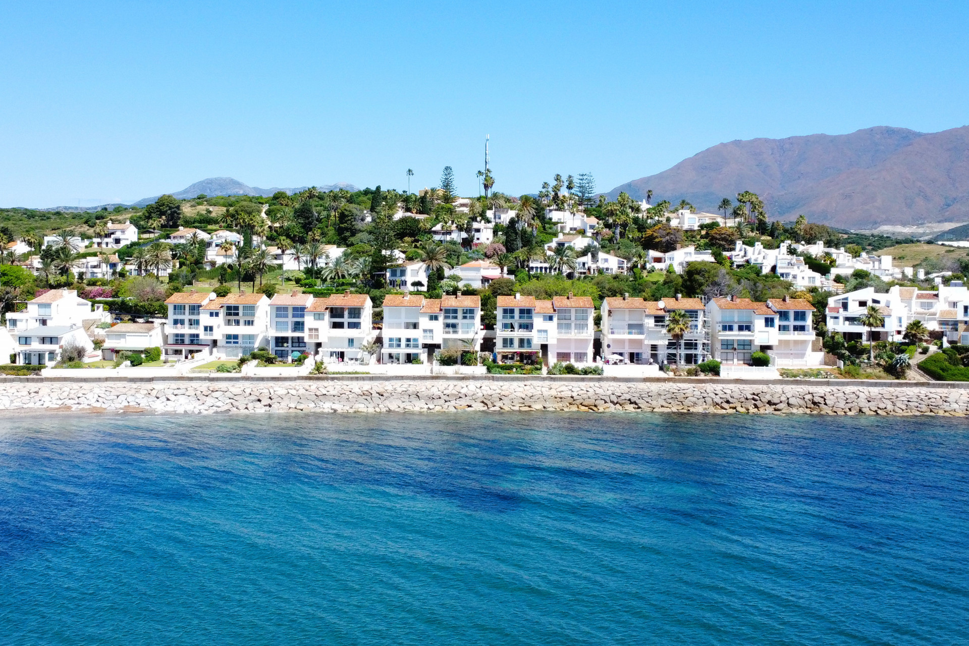 Espectacular dúplex frente al mar con piscina privada y jardines, a pocos pasos del mar.