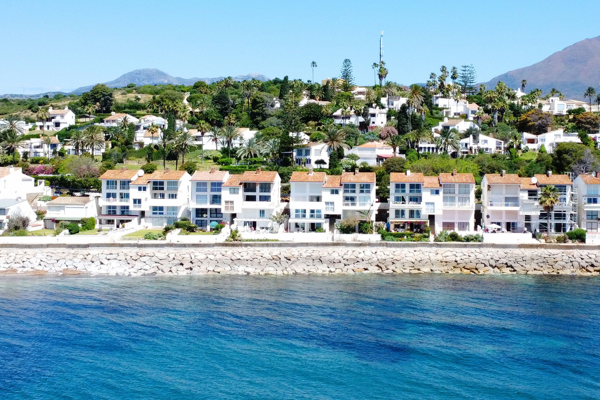Espectacular dúplex frente al mar con piscina privada y jardines, a pocos pasos del mar.