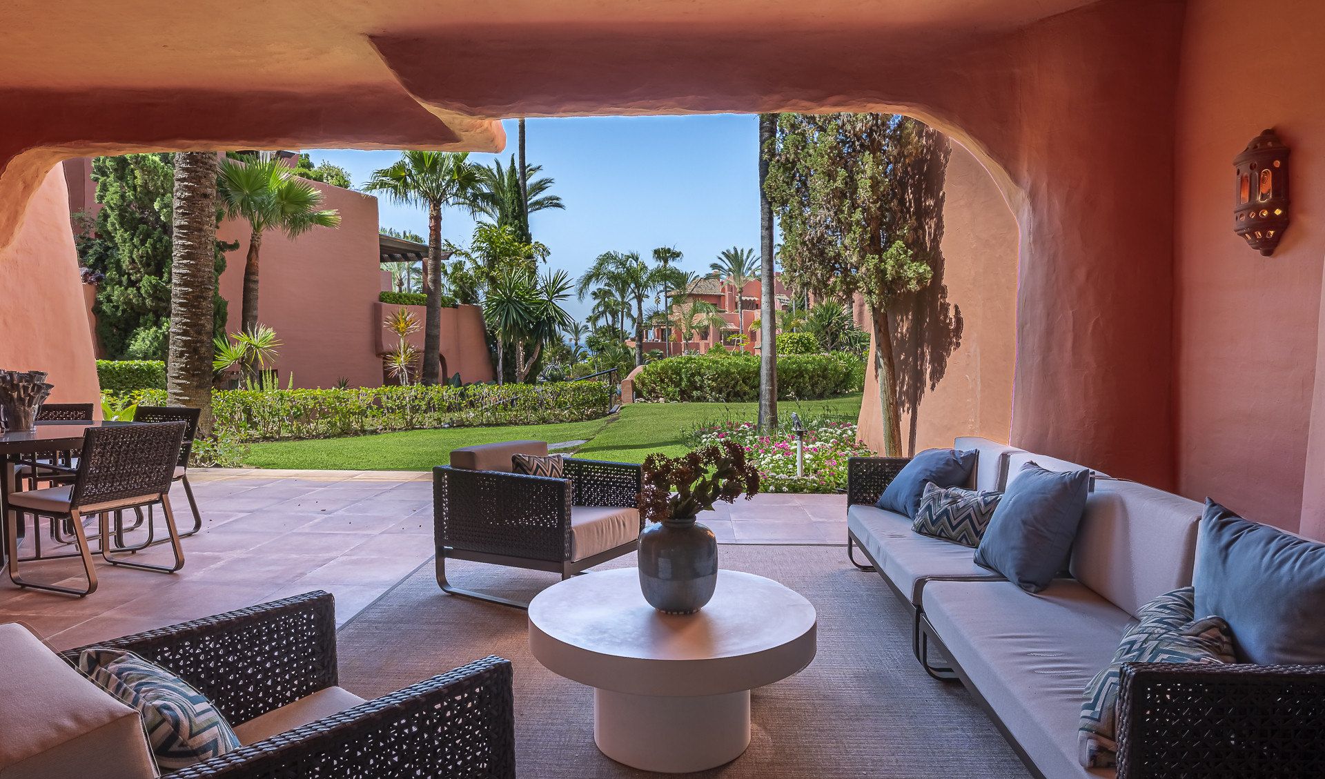 Apartamento de lujo reformado en planta baja en la urbanización Torre Bermeja, Estepona, frente a la playa (categoría cinco estrellas)