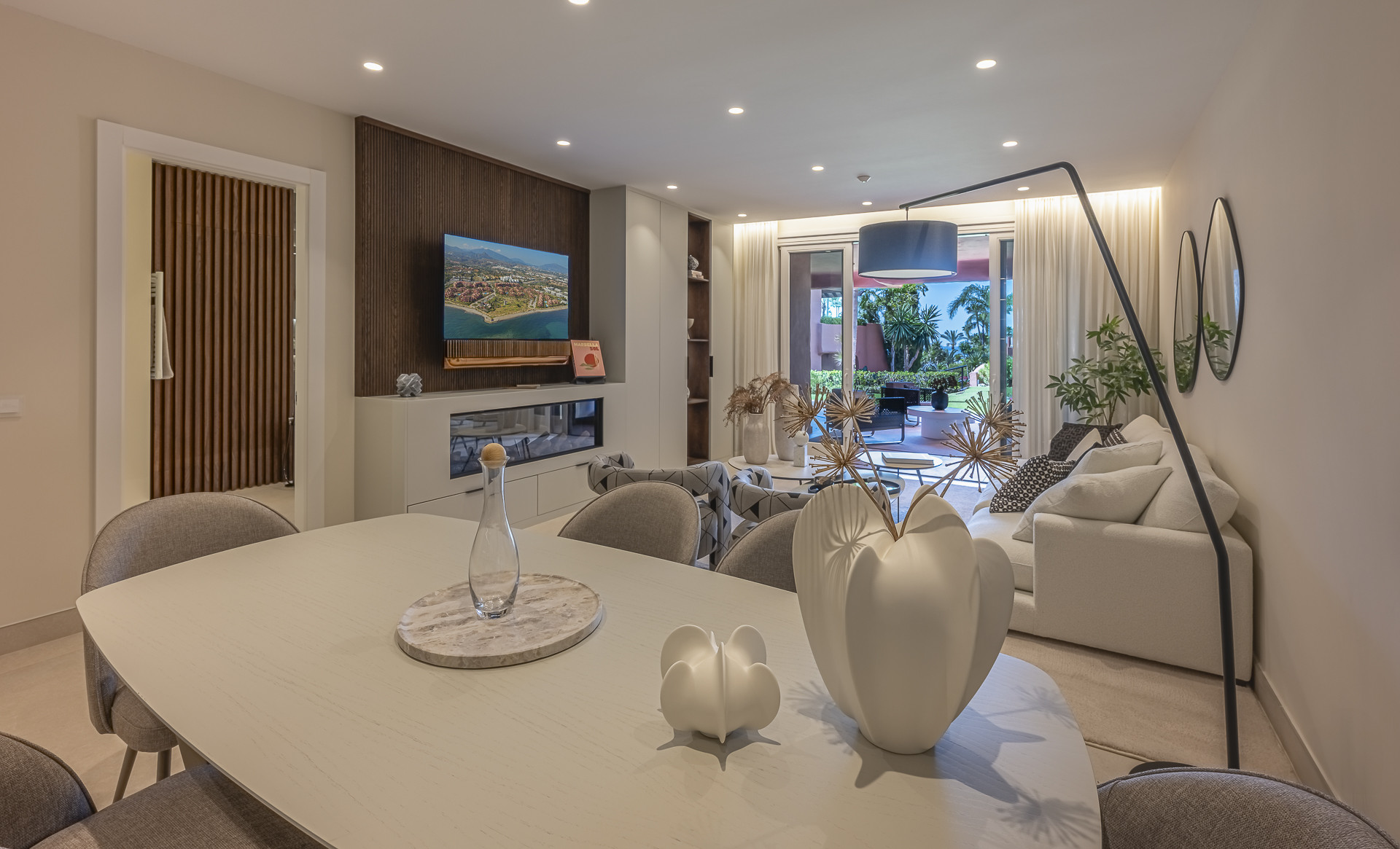 Apartamento de lujo reformado en planta baja en la urbanización Torre Bermeja, Estepona, frente a la playa (categoría cinco estrellas)