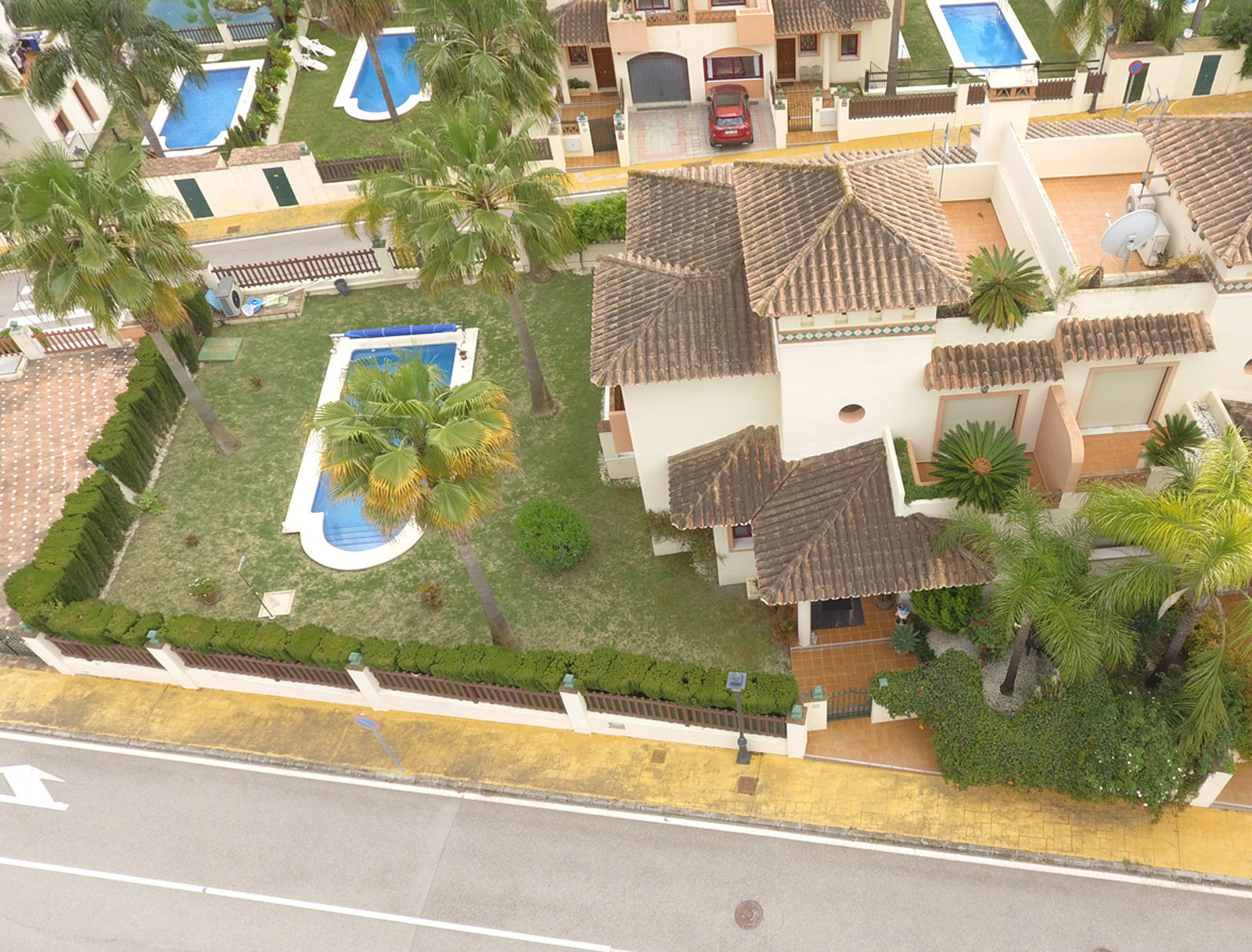 Descubre esta impresionante casa adosada en la urbanización privada Coín.