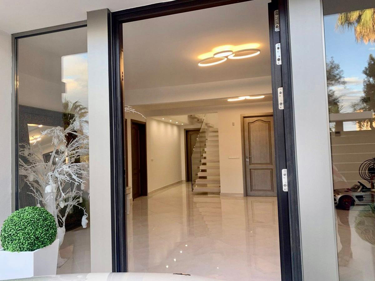 Impresionante Villa de 5 Dormitorios en el Campo de Golf de Valderrama – Sotogrande