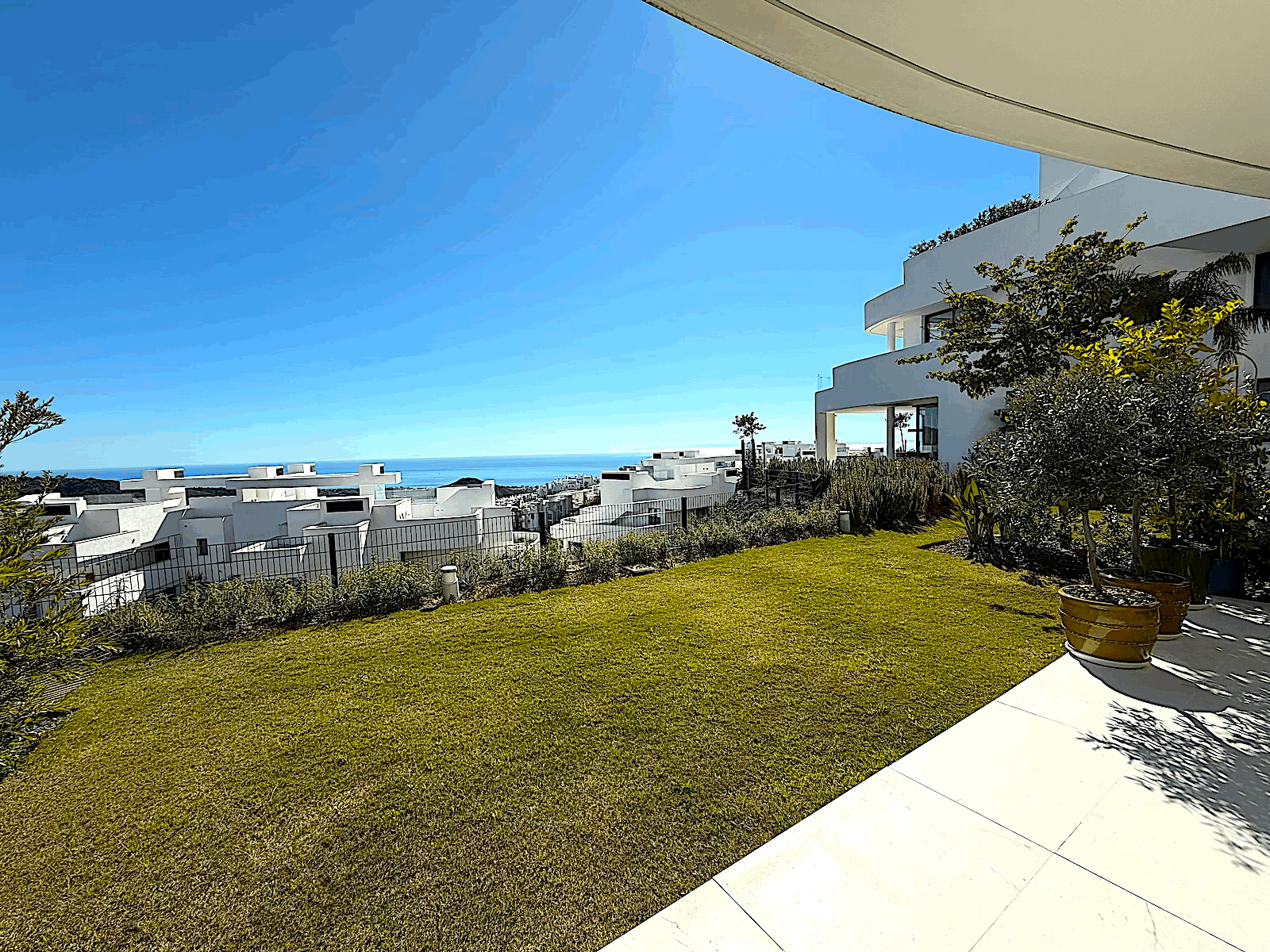 Discover this exceptional ground floor apartment located in one of Marbella’s most sought-after areas.