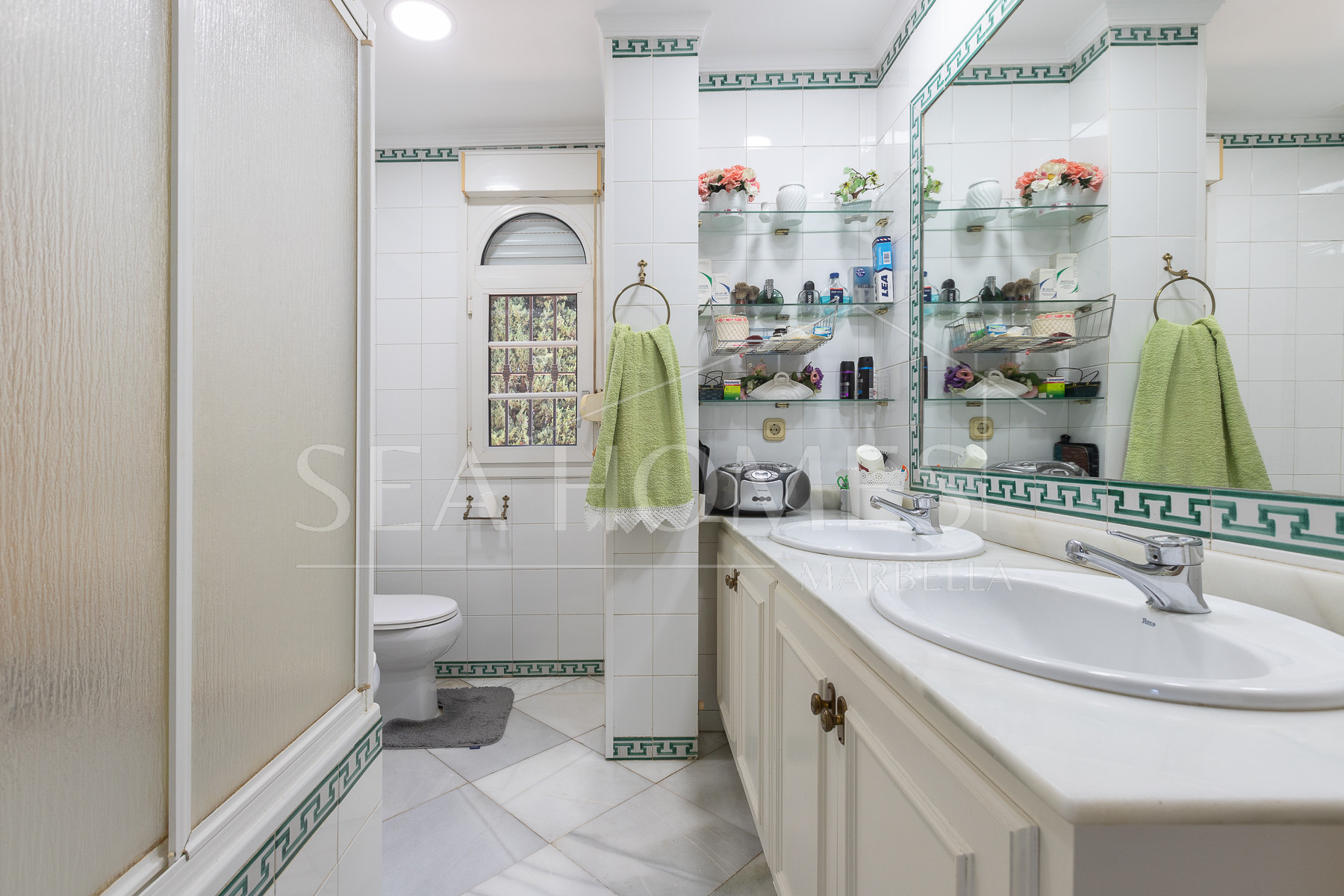 Villa with sea views in Seghers, Estepona