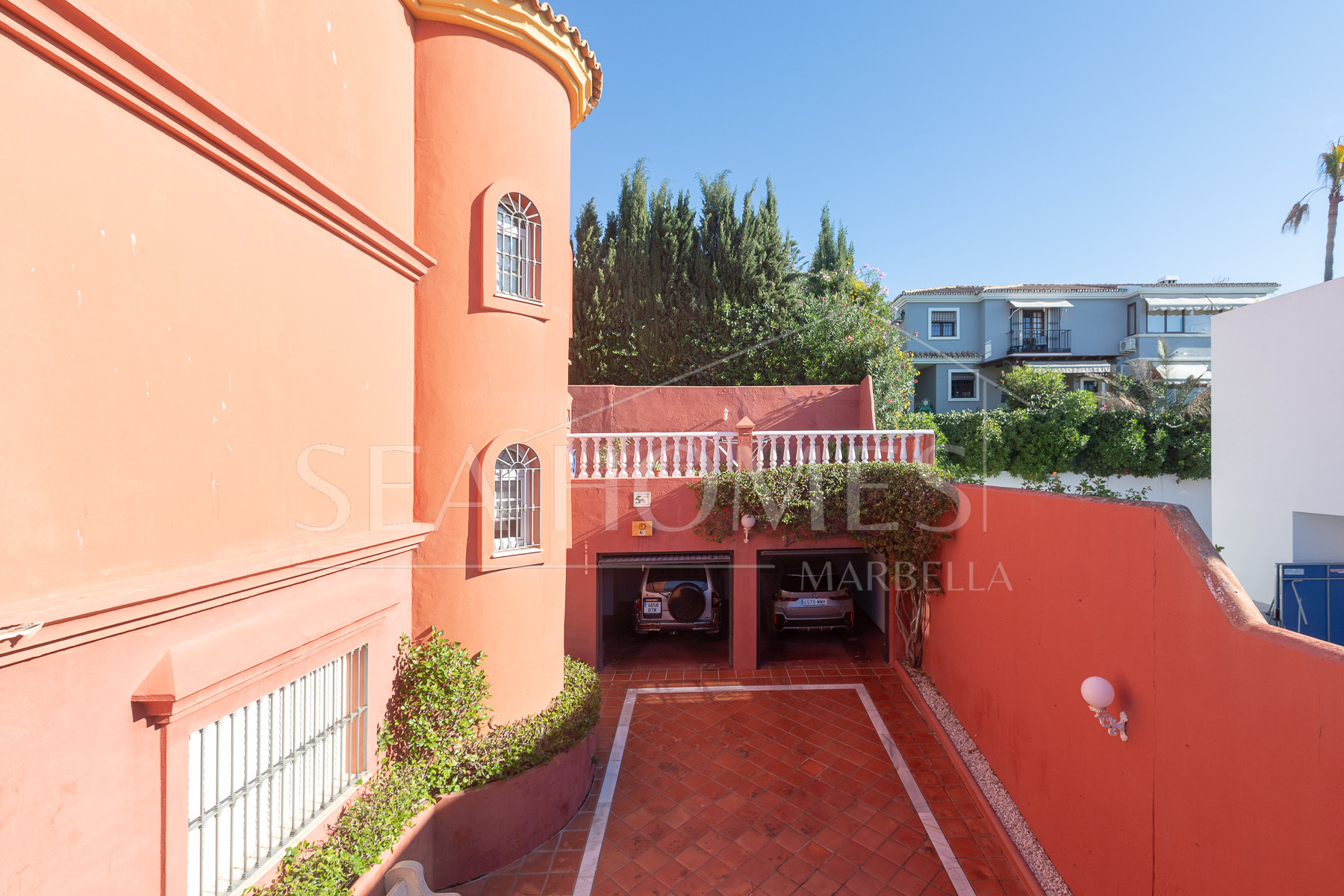 Villa with sea views in Seghers, Estepona