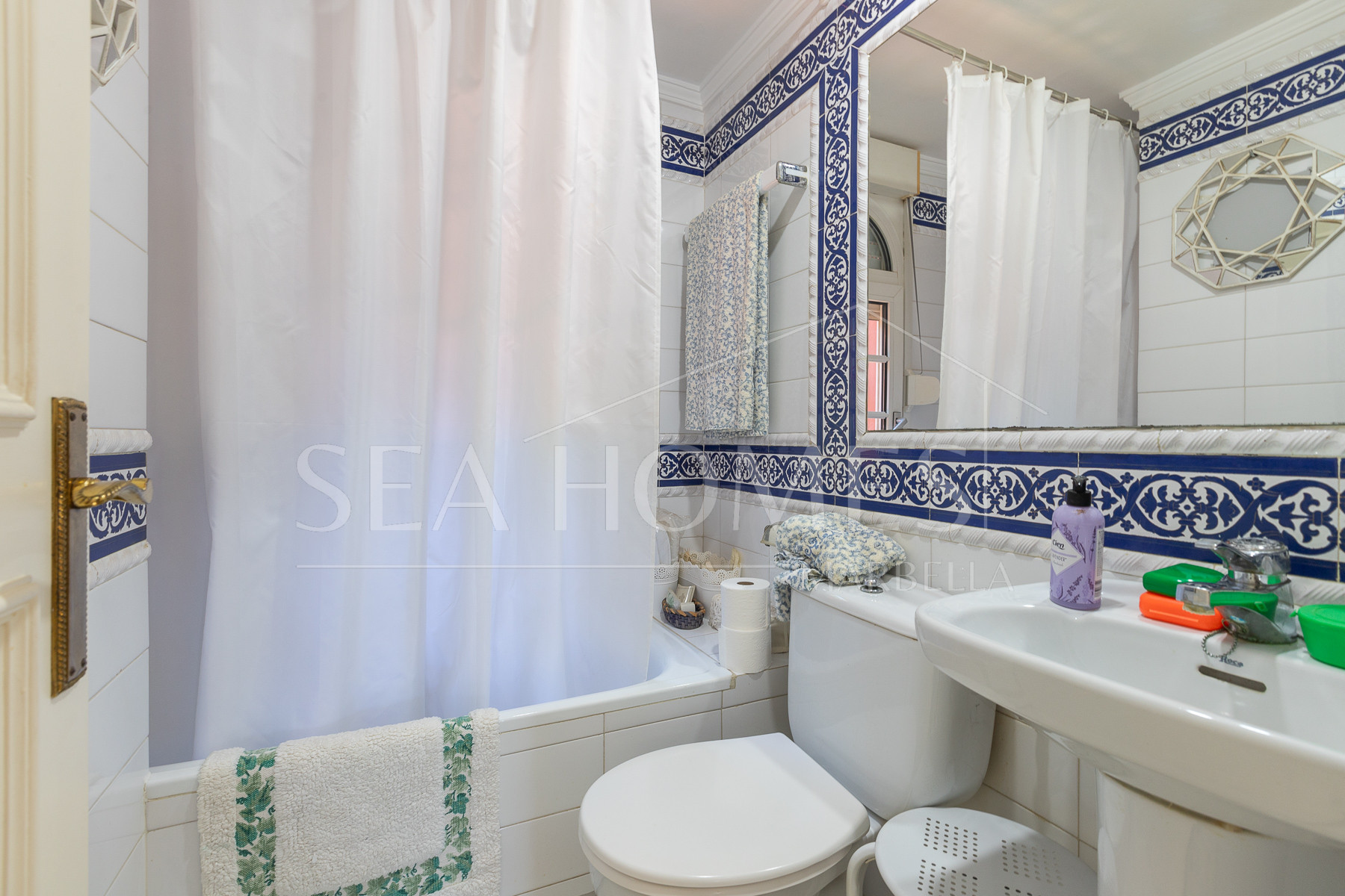 Villa with sea views in Seghers, Estepona
