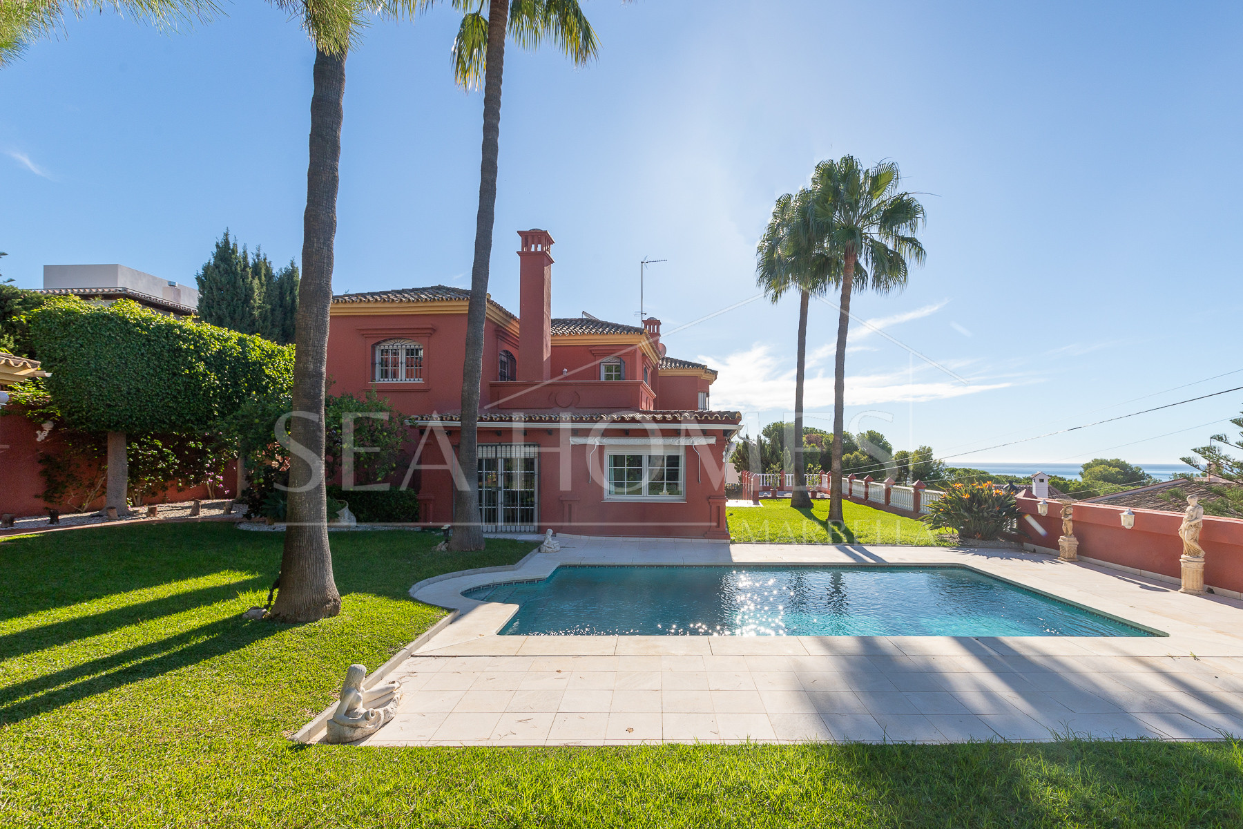 Villa with sea views in Seghers, Estepona