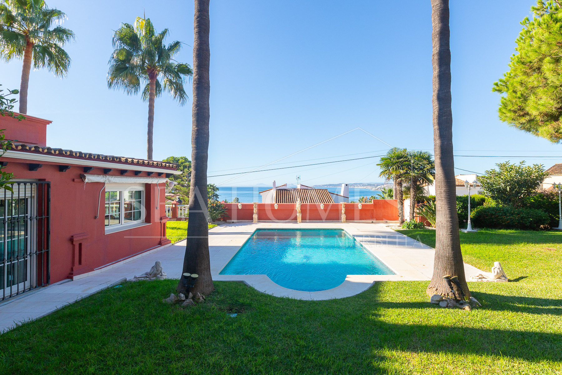 Villa with sea views in Seghers, Estepona