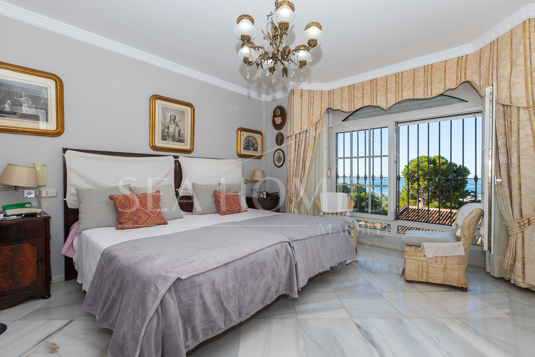 Villa with sea views in Seghers, Estepona