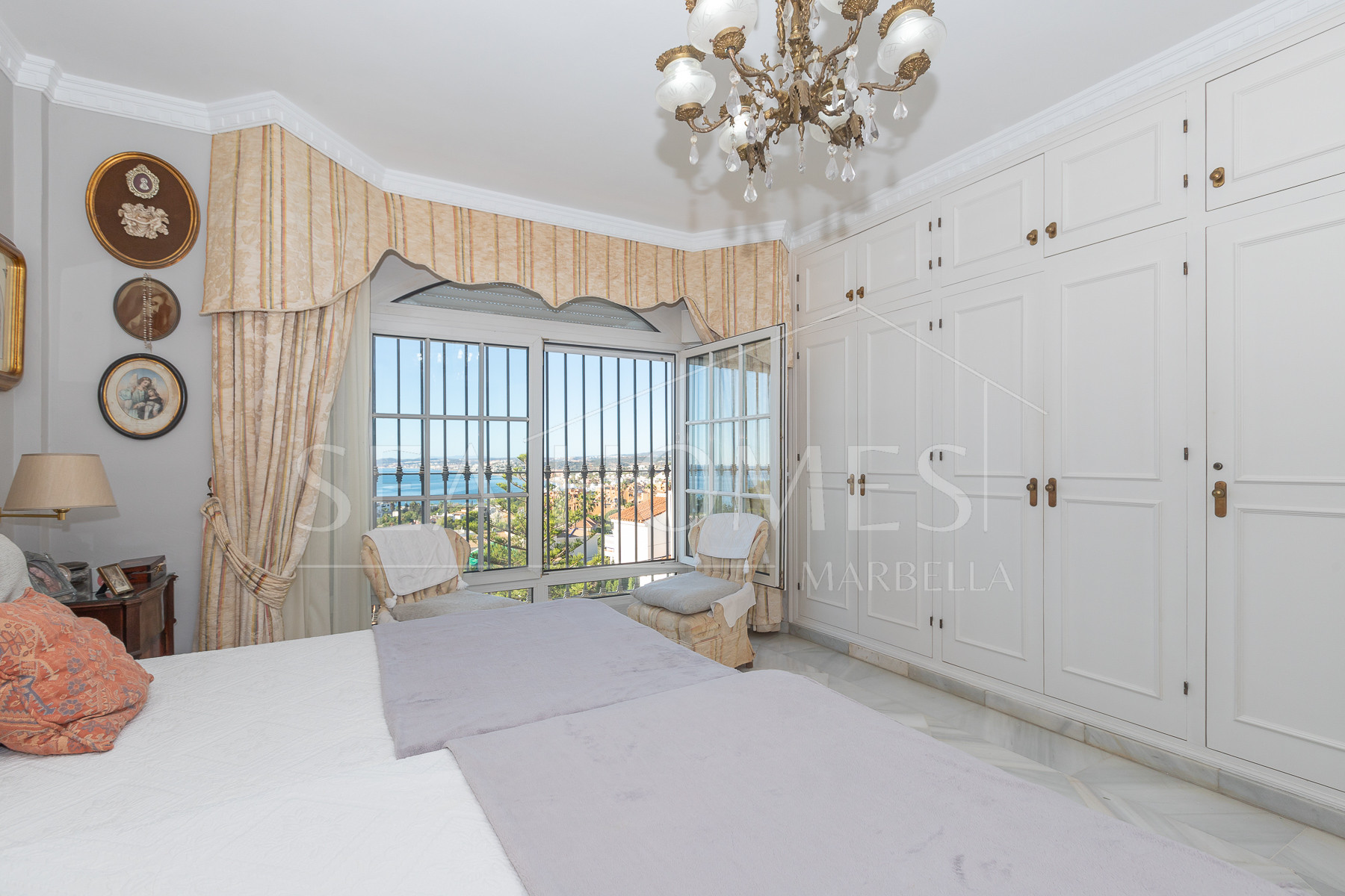 Villa with sea views in Seghers, Estepona