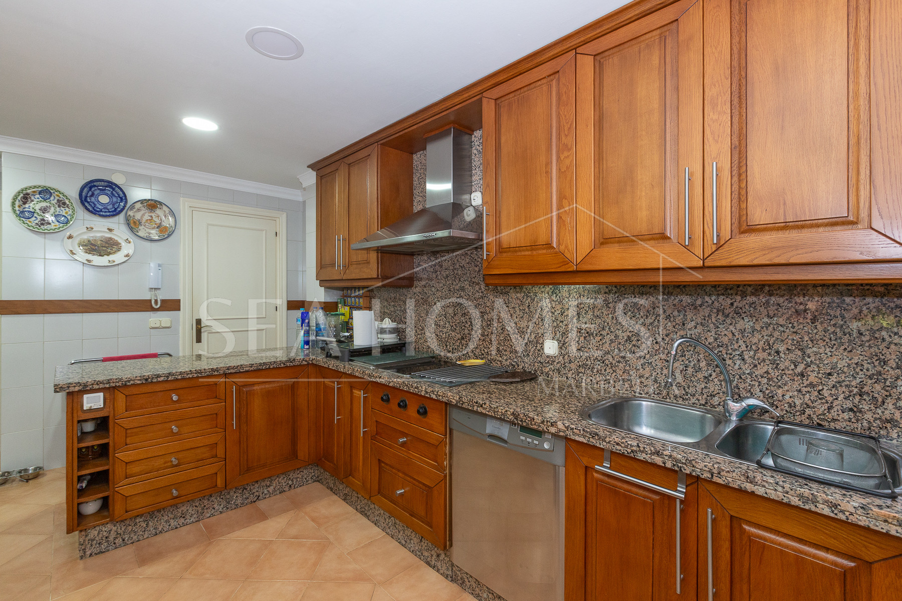 Villa with sea views in Seghers, Estepona