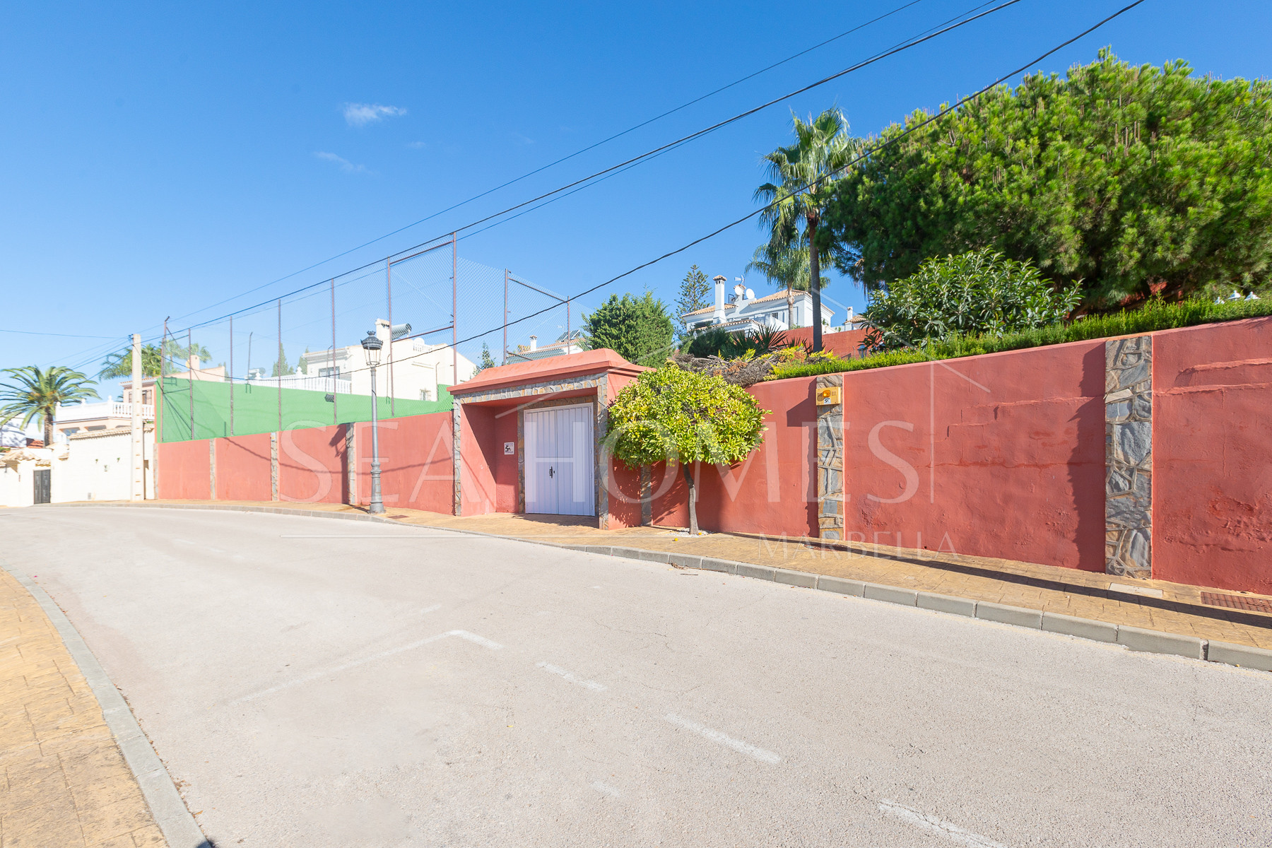 Villa with sea views in Seghers, Estepona