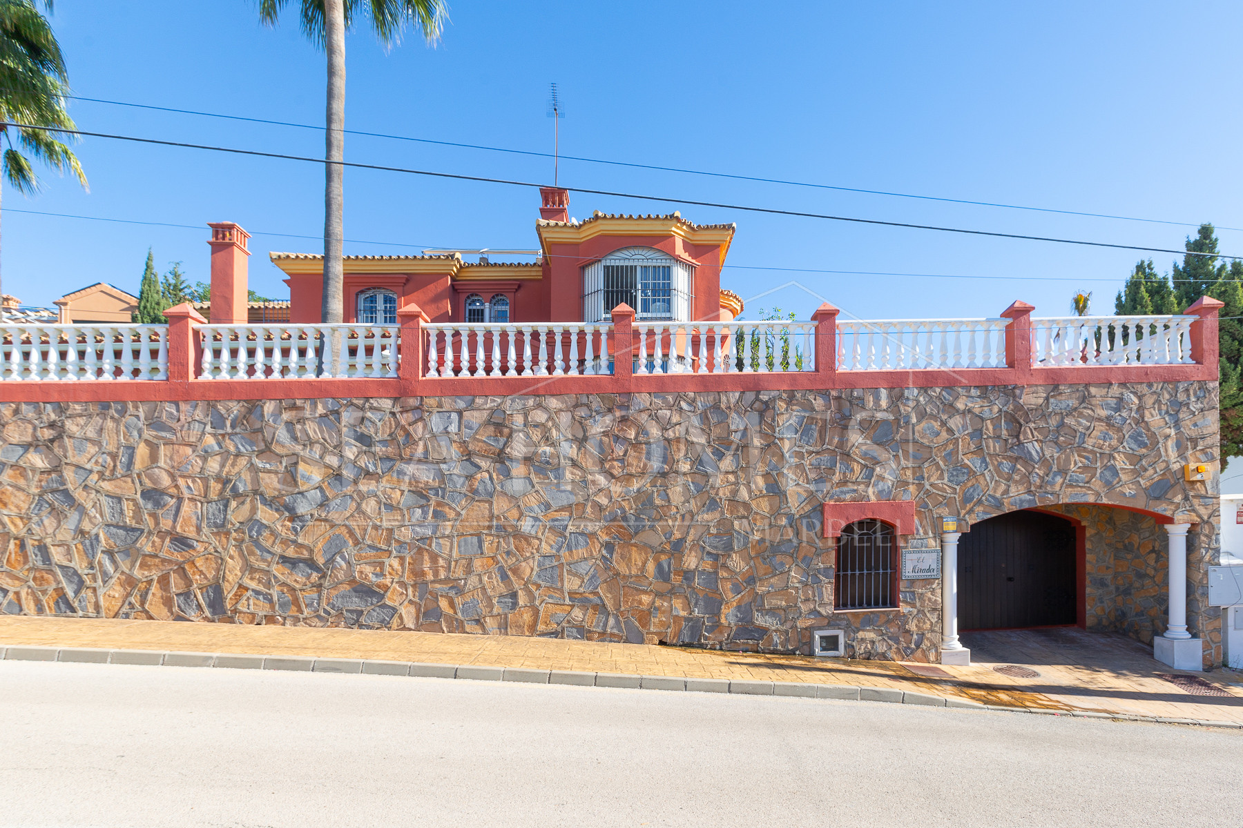 Villa with sea views in Seghers, Estepona