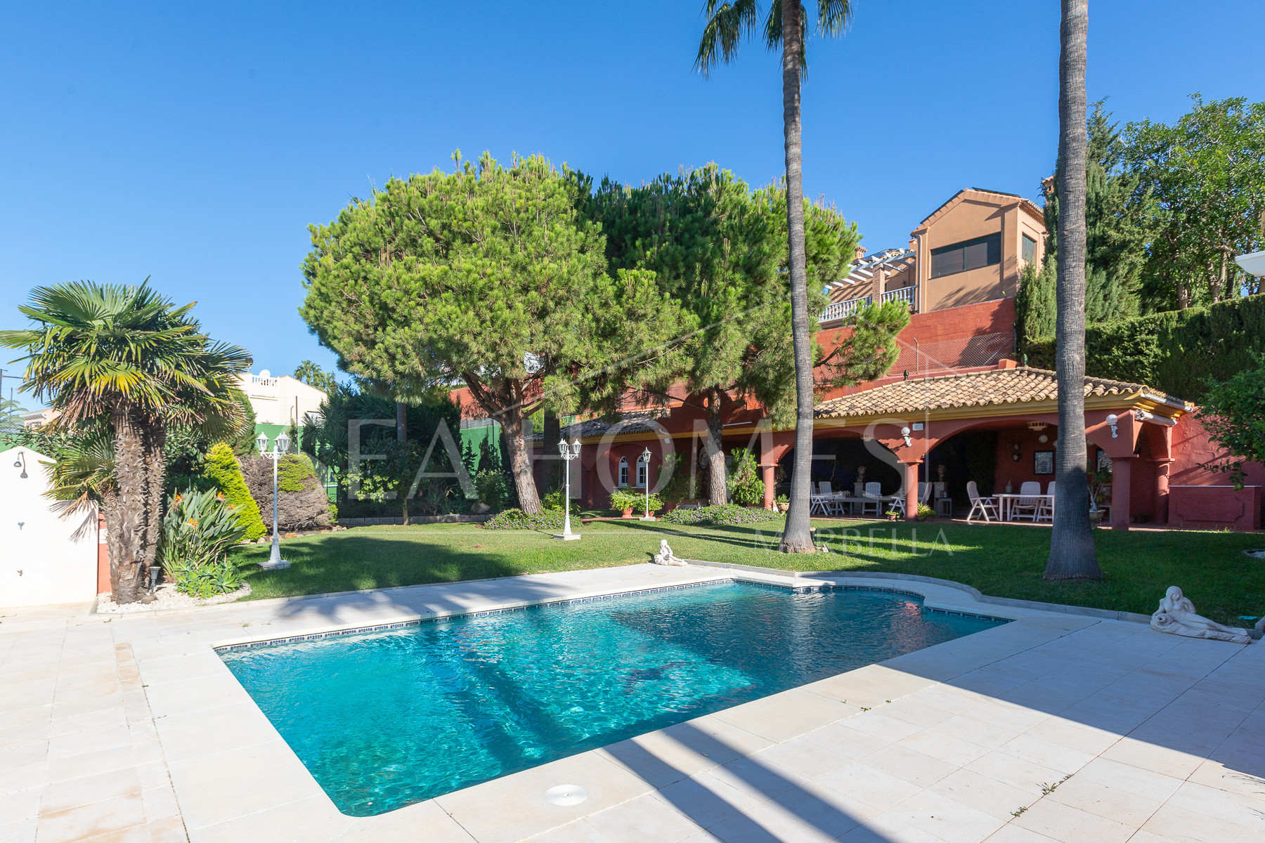 Villa with sea views in Seghers, Estepona