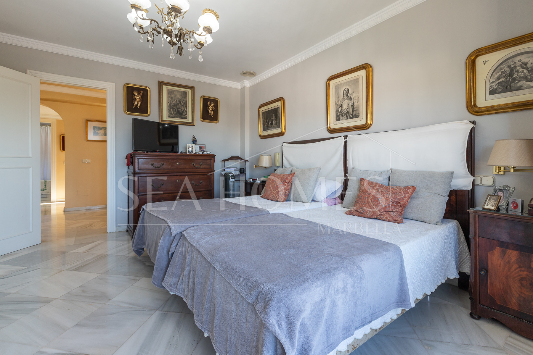 Villa with sea views in Seghers, Estepona