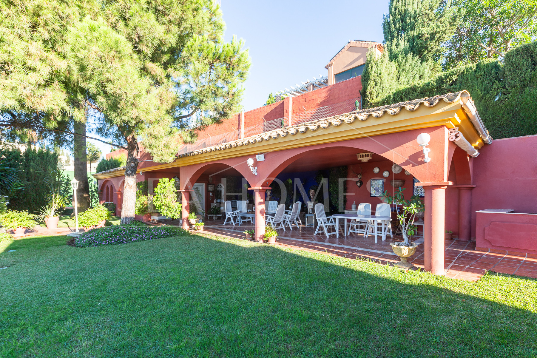 Villa with sea views in Seghers, Estepona