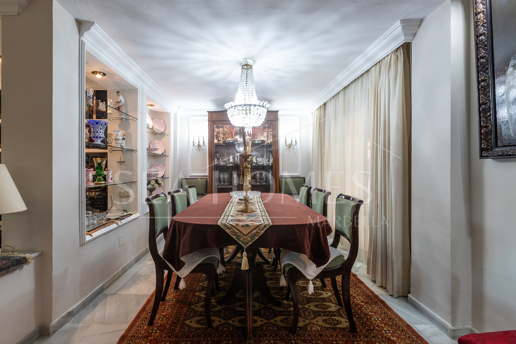Villa with sea views in Seghers, Estepona