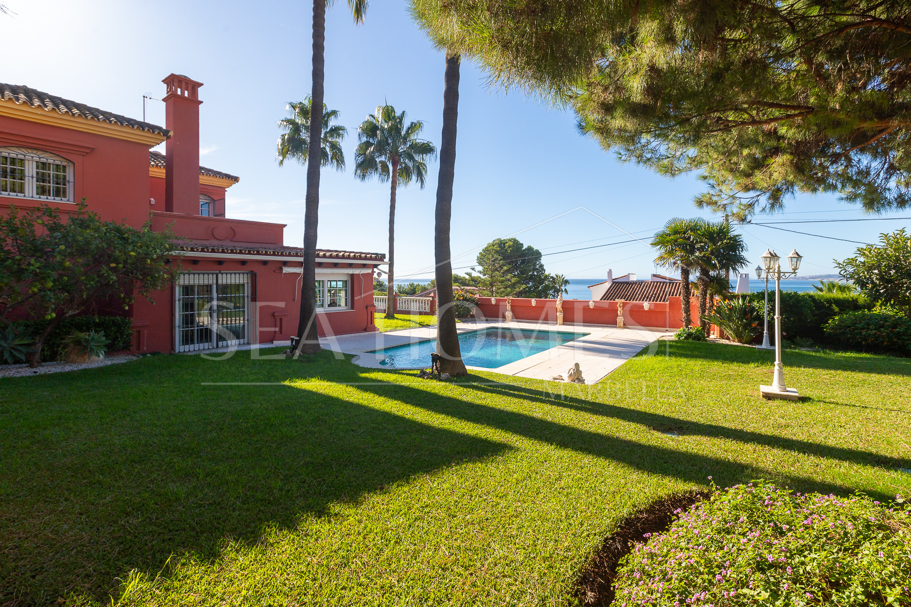 Villa with sea views in Seghers, Estepona