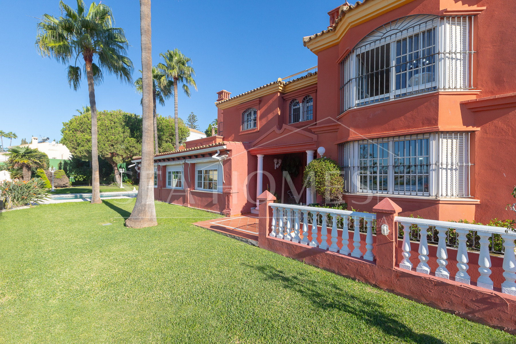 Villa with sea views in Seghers, Estepona