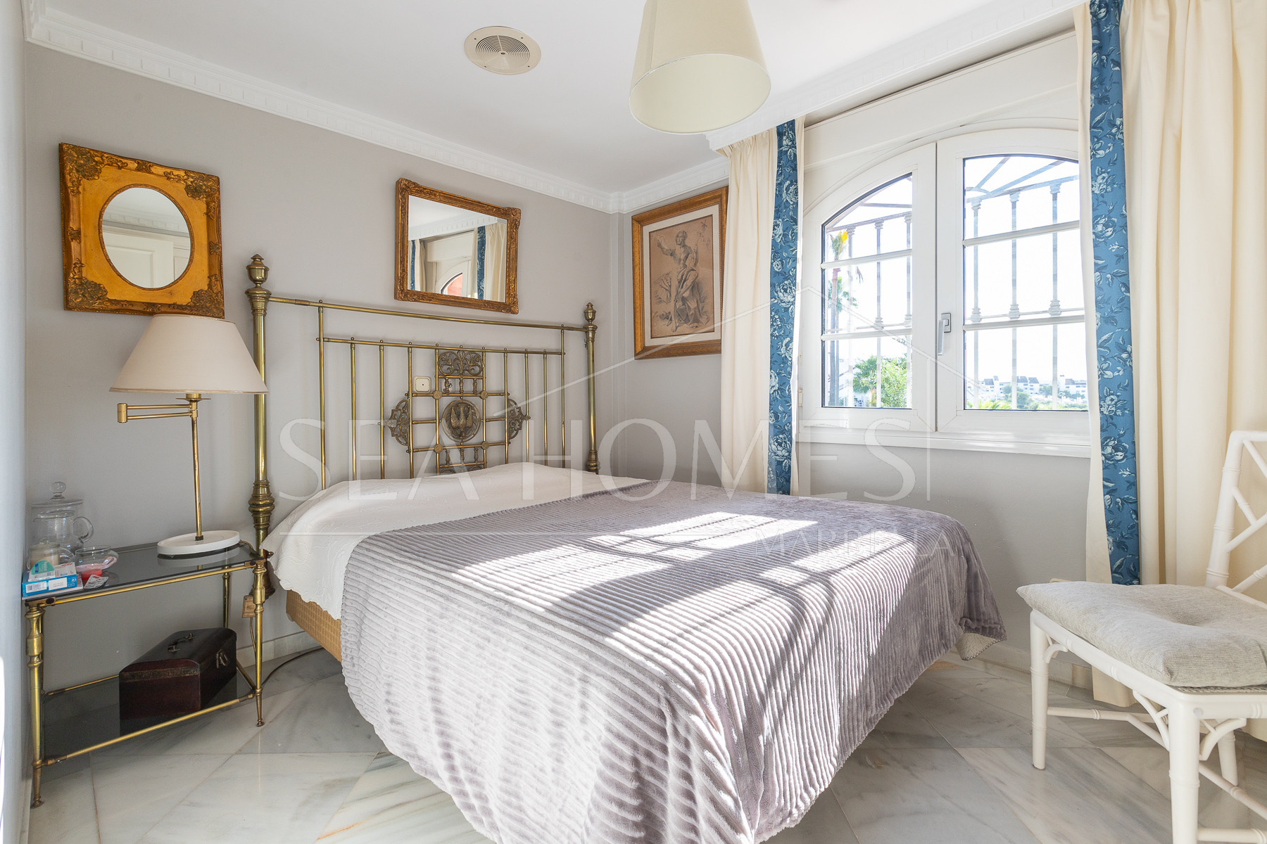 Villa with sea views in Seghers, Estepona