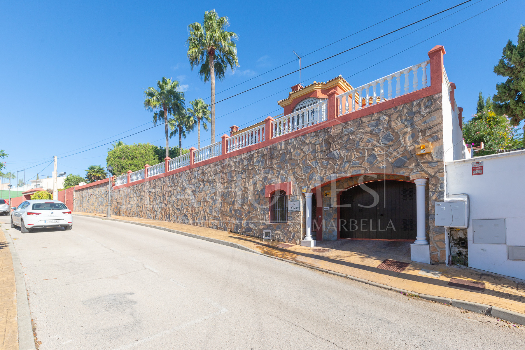 Villa with sea views in Seghers, Estepona