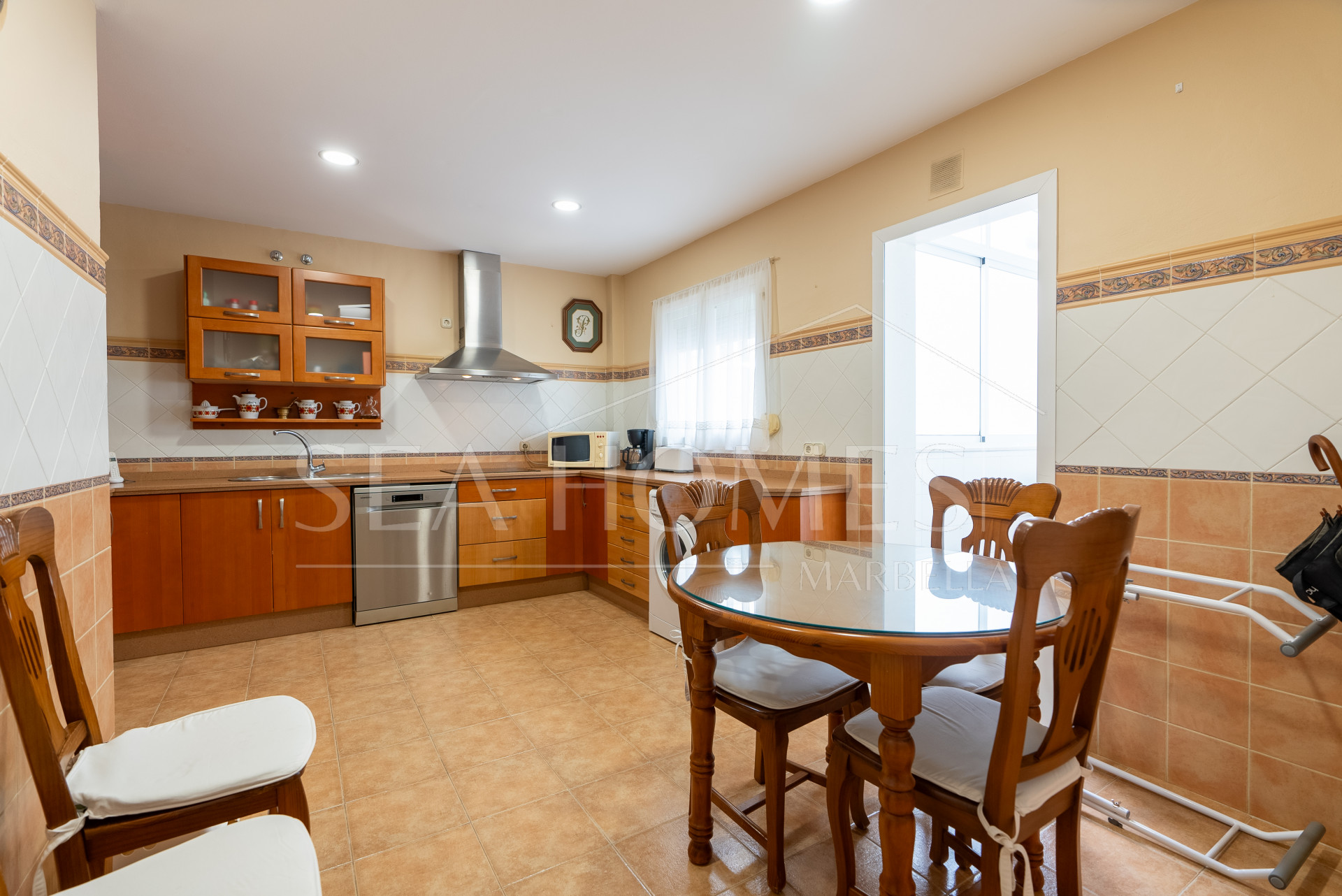 Apartment with sea views on Avenida España, Estepona