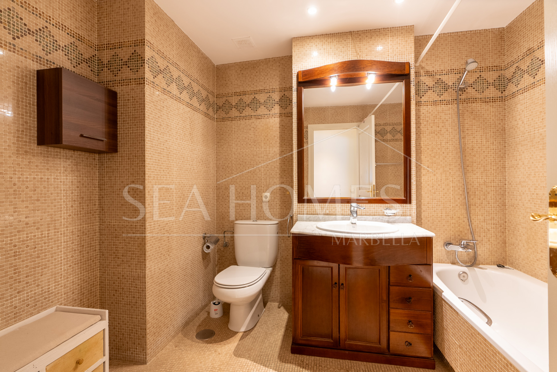 Apartment with sea views on Avenida España, Estepona