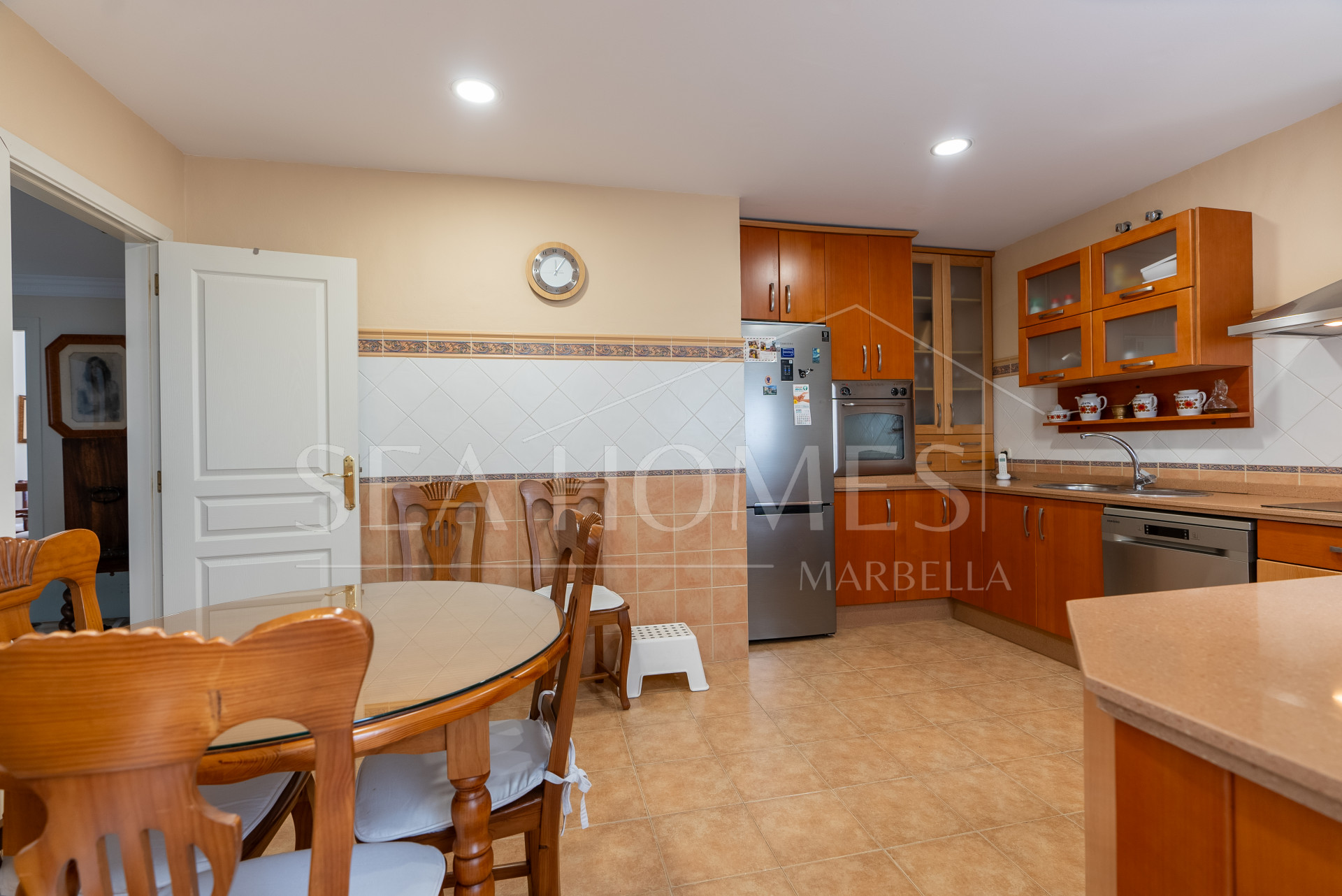 Apartment with sea views on Avenida España, Estepona