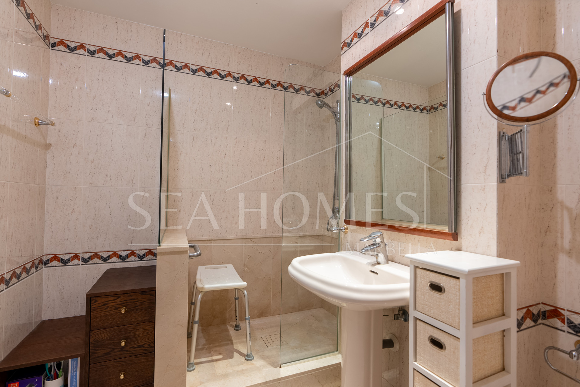 Apartment with sea views on Avenida España, Estepona