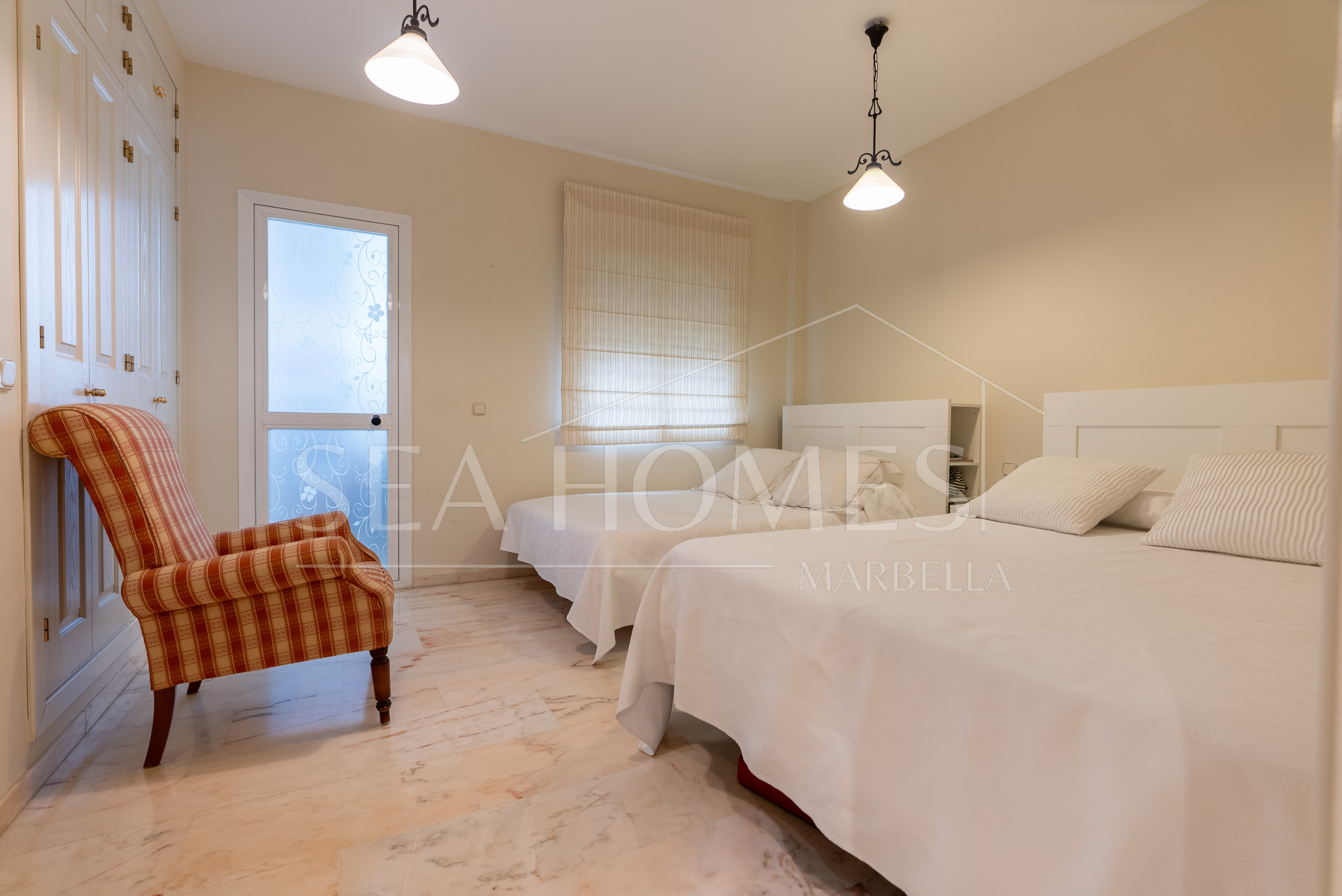 Apartment with sea views on Avenida España, Estepona