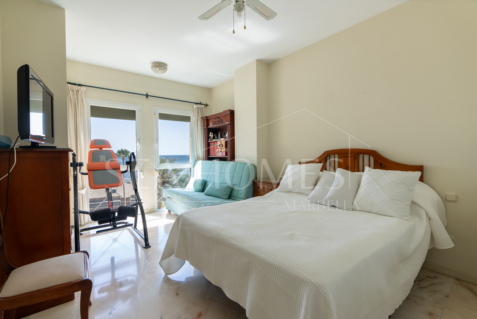 Apartment with sea views on Avenida España, Estepona