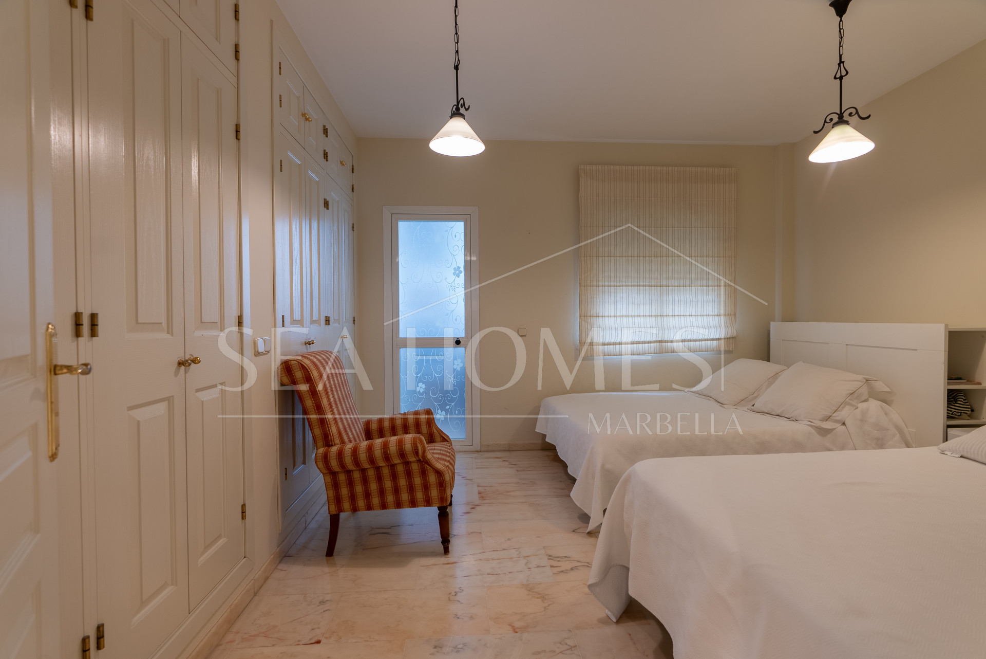 Apartment with sea views on Avenida España, Estepona