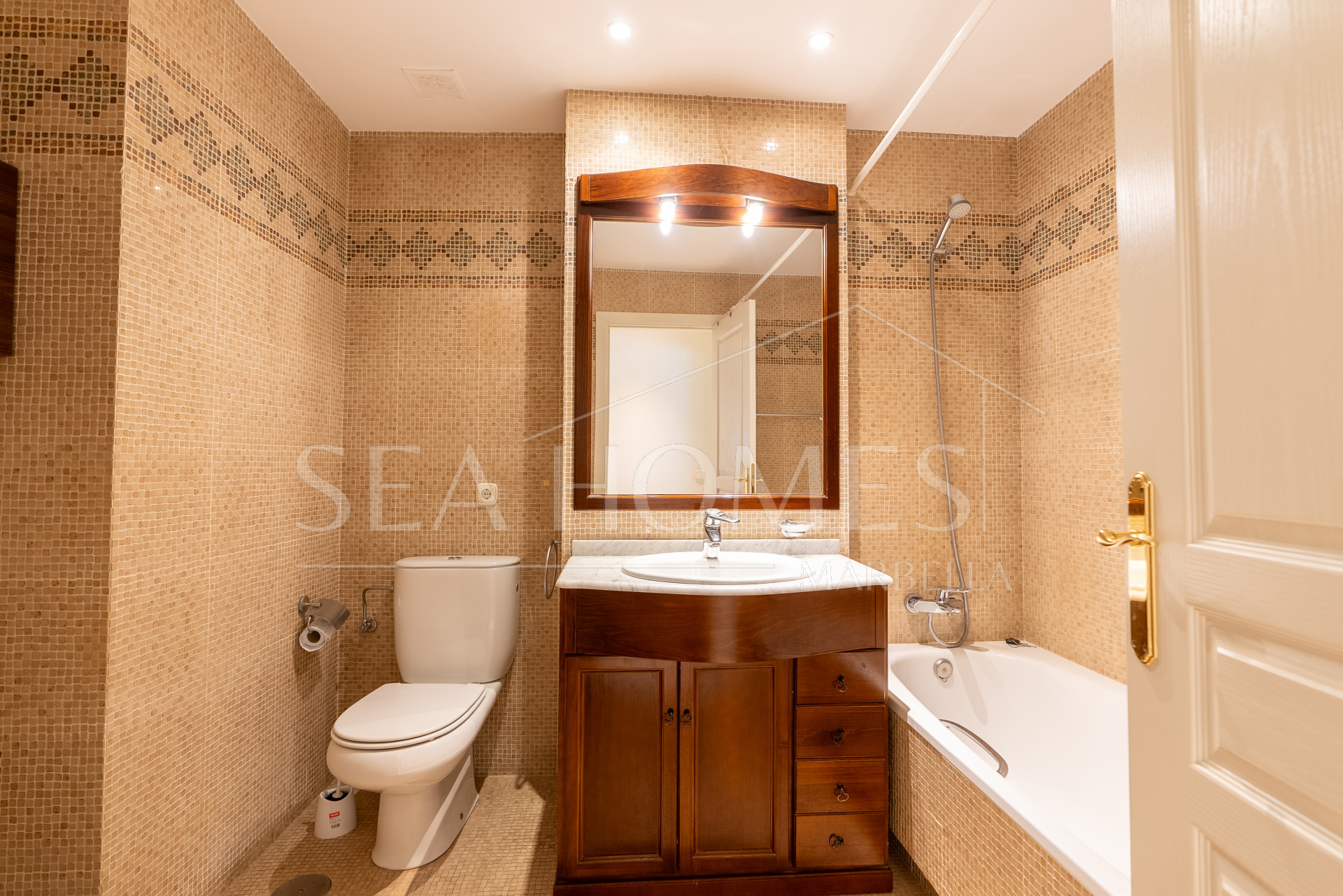 Apartment with sea views on Avenida España, Estepona