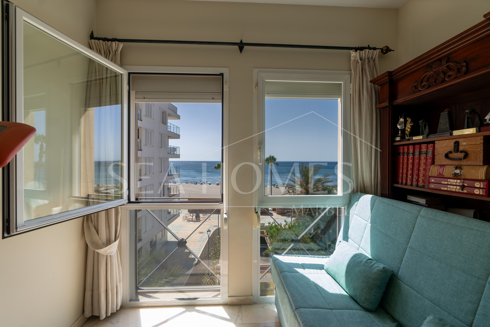 Apartment with sea views on Avenida España, Estepona