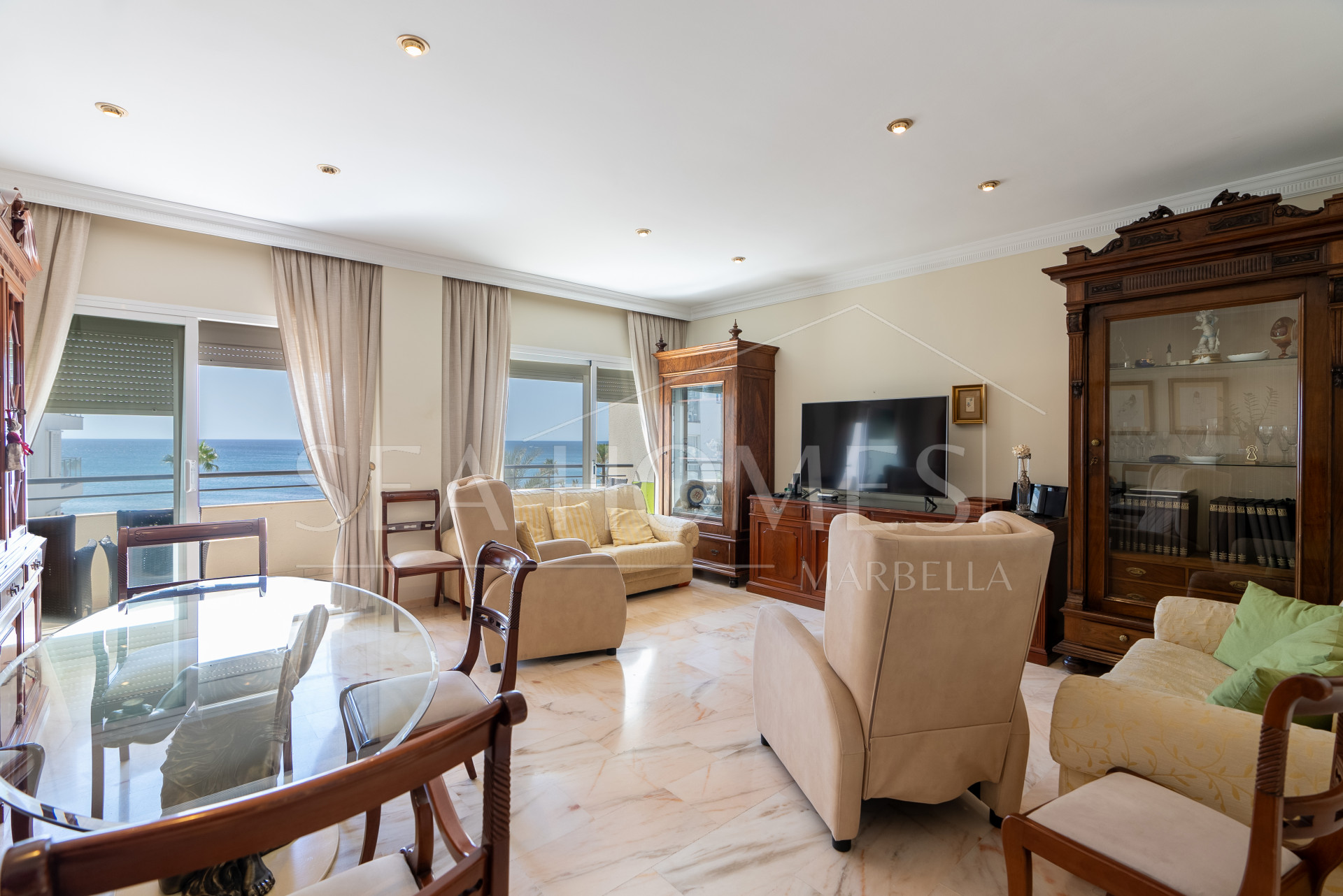 Apartment with sea views on Avenida España, Estepona