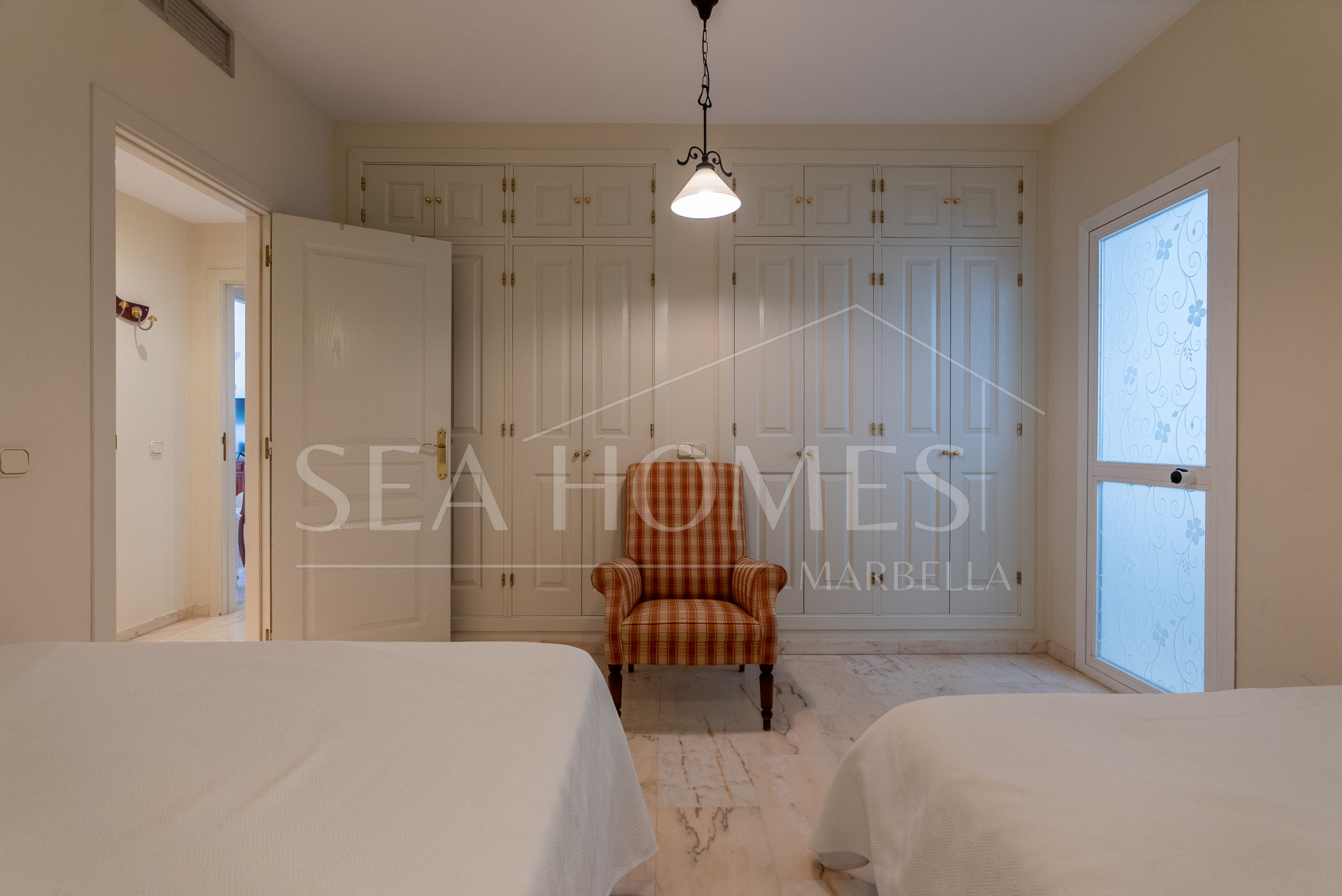 Apartment with sea views on Avenida España, Estepona