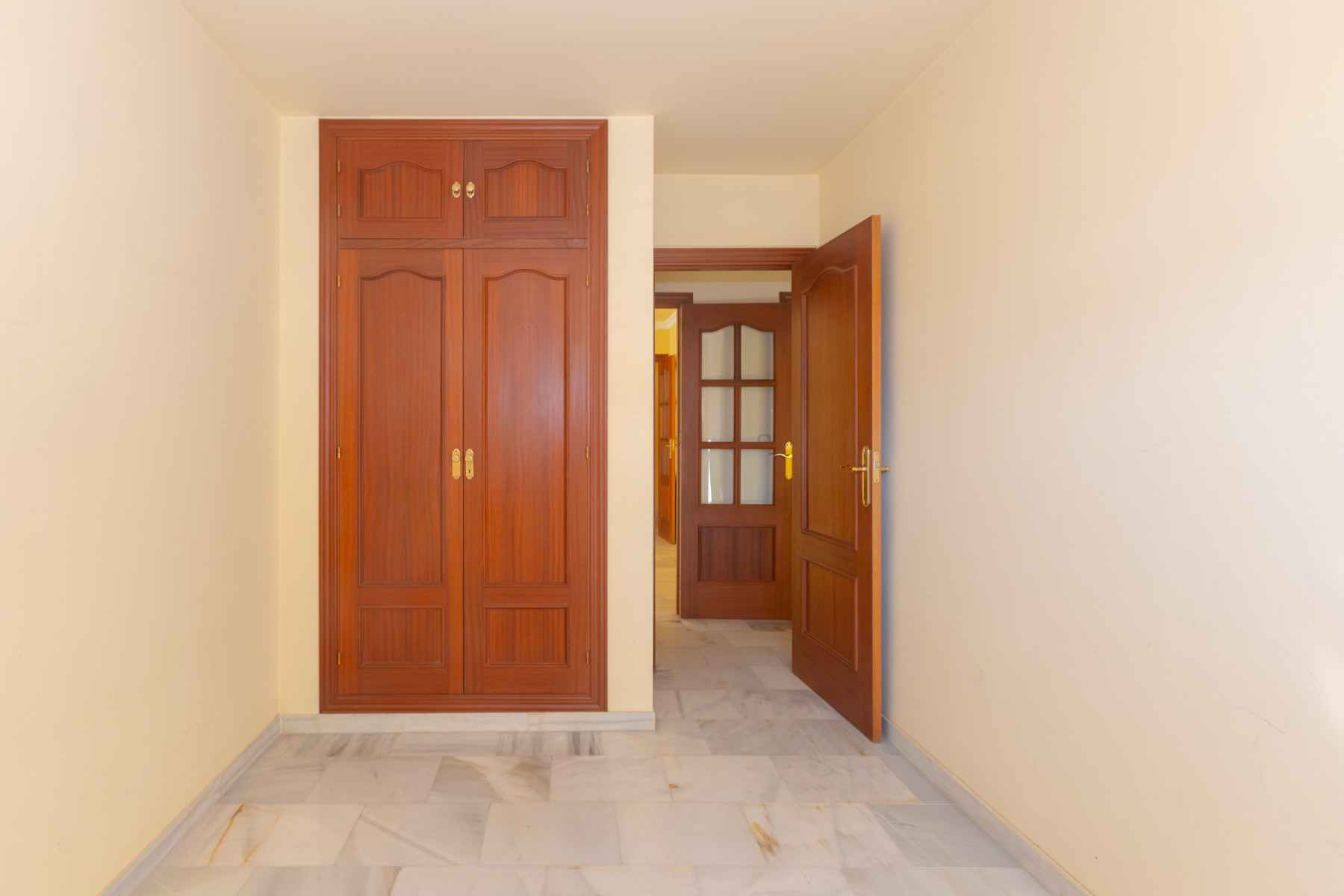 Bright, south-facing 90 m² exterior apartment in Fuengirola — photo 4