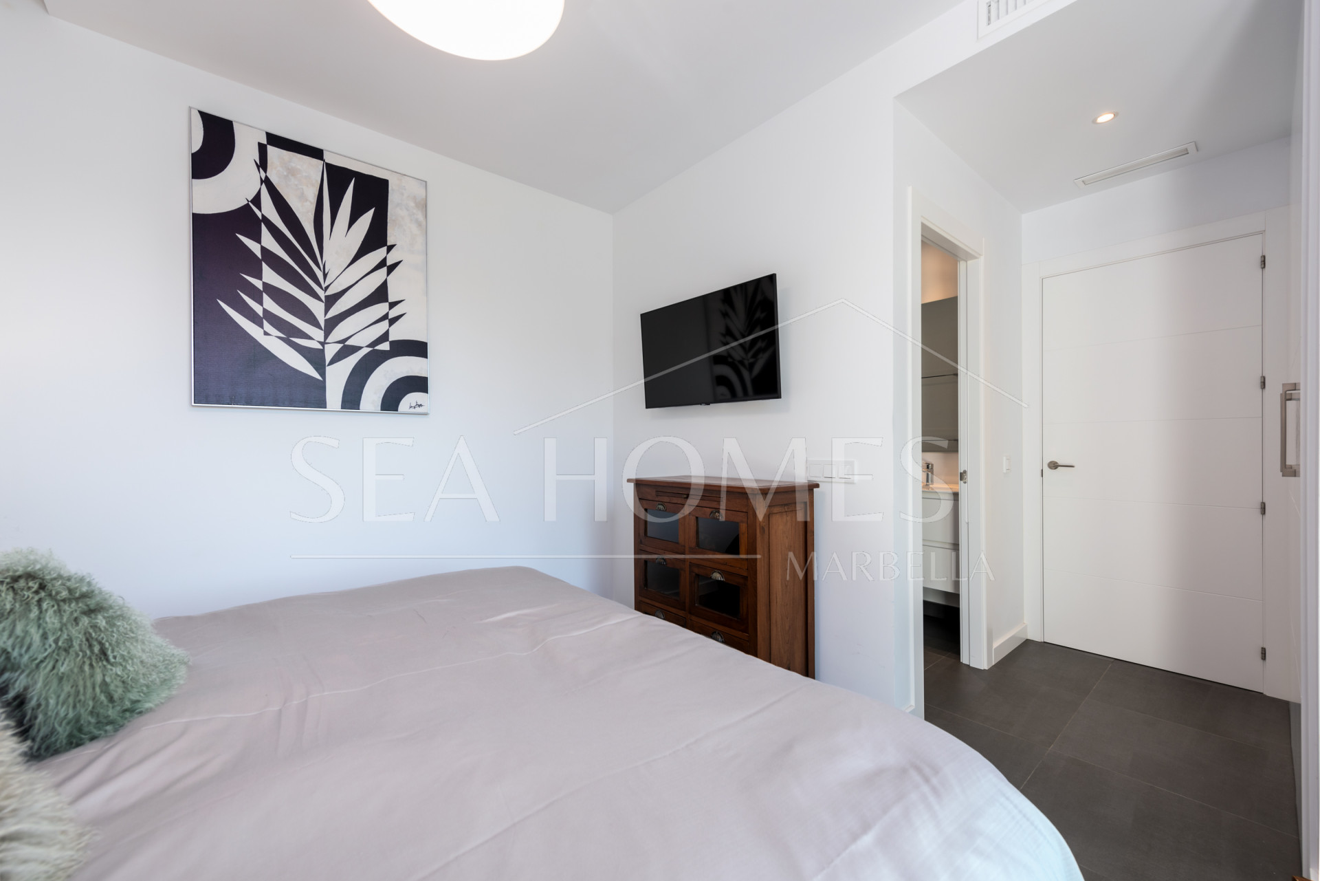 This contemporary four-bedroom detached villa, located in Atalaya Isdabe, is a perfect blend of comfort and luxury