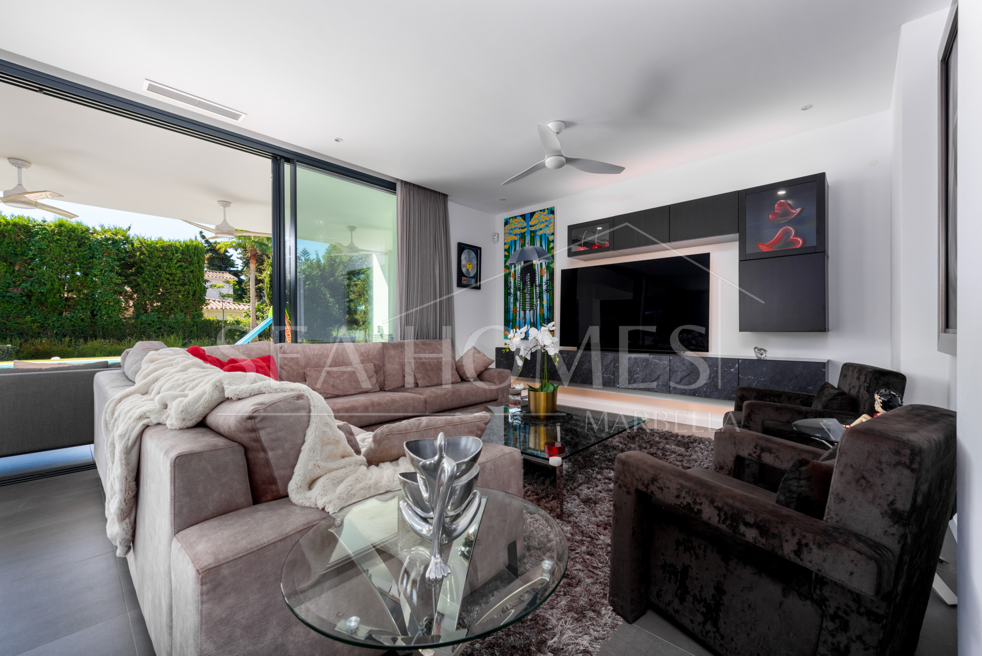 This contemporary four-bedroom detached villa, located in Atalaya Isdabe, is a perfect blend of comfort and luxury