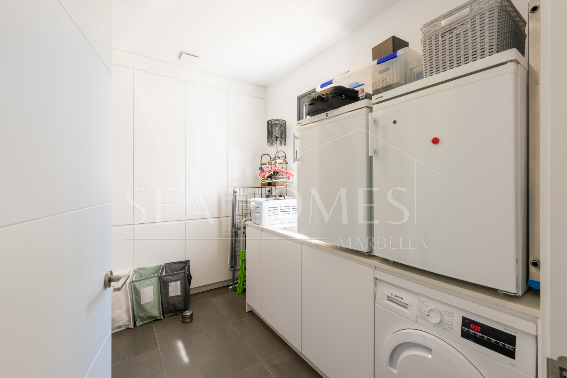 This contemporary four-bedroom detached villa, located in Atalaya Isdabe, is a perfect blend of comfort and luxury